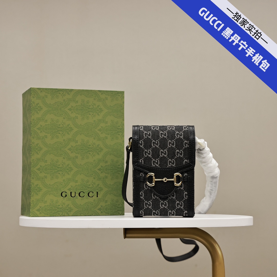 Gucci新品黑丹宁手机包💰210 黑色丹宁提花面料制作的迷你手袋.手袋在六十余年前的典藏设计细节中融入了现代精髓.令马衔扣这一经典元素焕发出新的魅力.黑色GG丹宁提花面料.黑色皮革.金色调配件.精致缝线. 规格：17*11.5*4cm