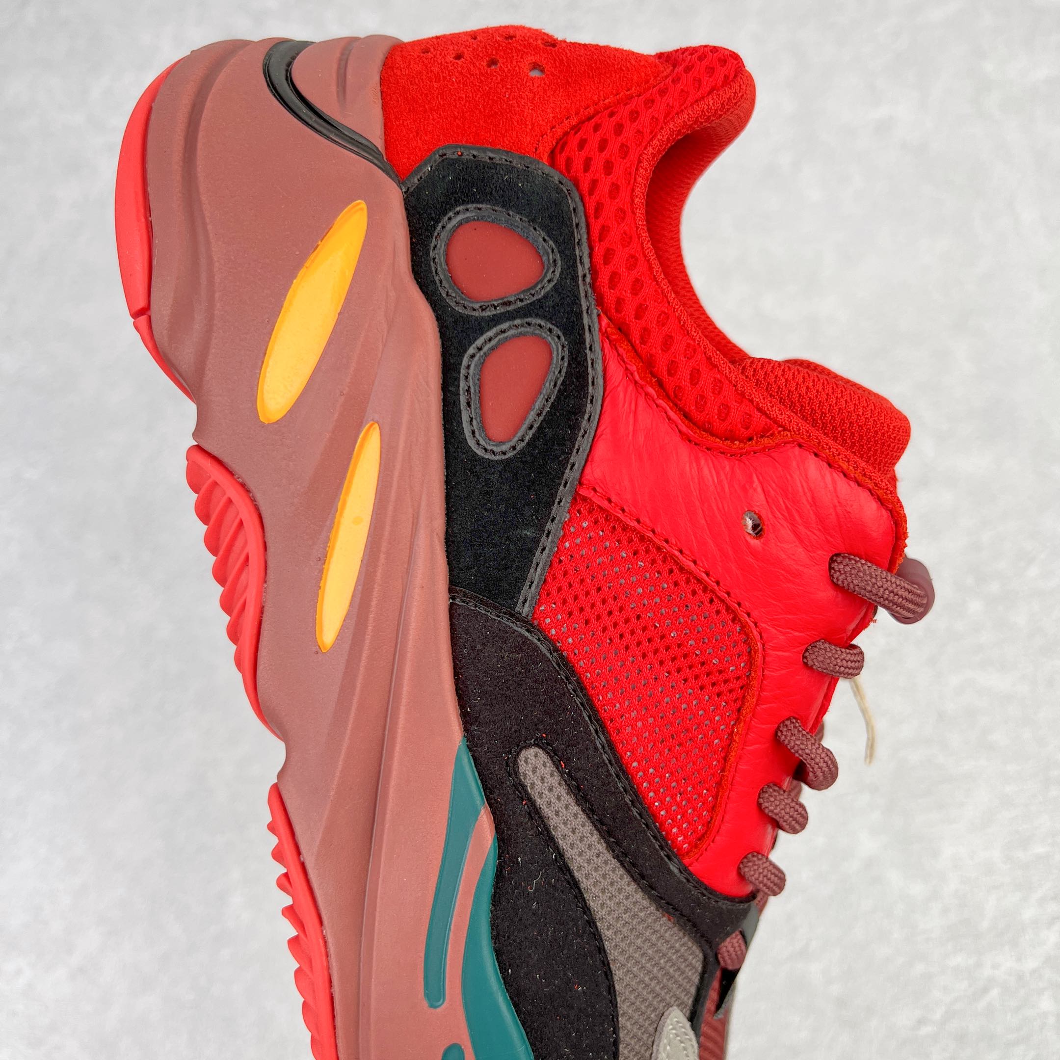 图片[6]-＃JC纯原 Yeezy Boost Runner 700 黑红 HQ6979 原楦原纸板开发 完美低趴原鞋韵味 市场同价位区间 性价比绝无第二家 正确头层牛巴革材质 原厂3D档案数据 原厂纸板 头层皮料 细节与正品对版 中底内置 Basf 科技 材质轻便 穿着软硬适中 全套纸板模具 原厂3M反光材料尺码：36 36.5 37 38 38.5 39 40 40.5 41 42 42.5 43 44 44.5 45 46 47 48-选品中心