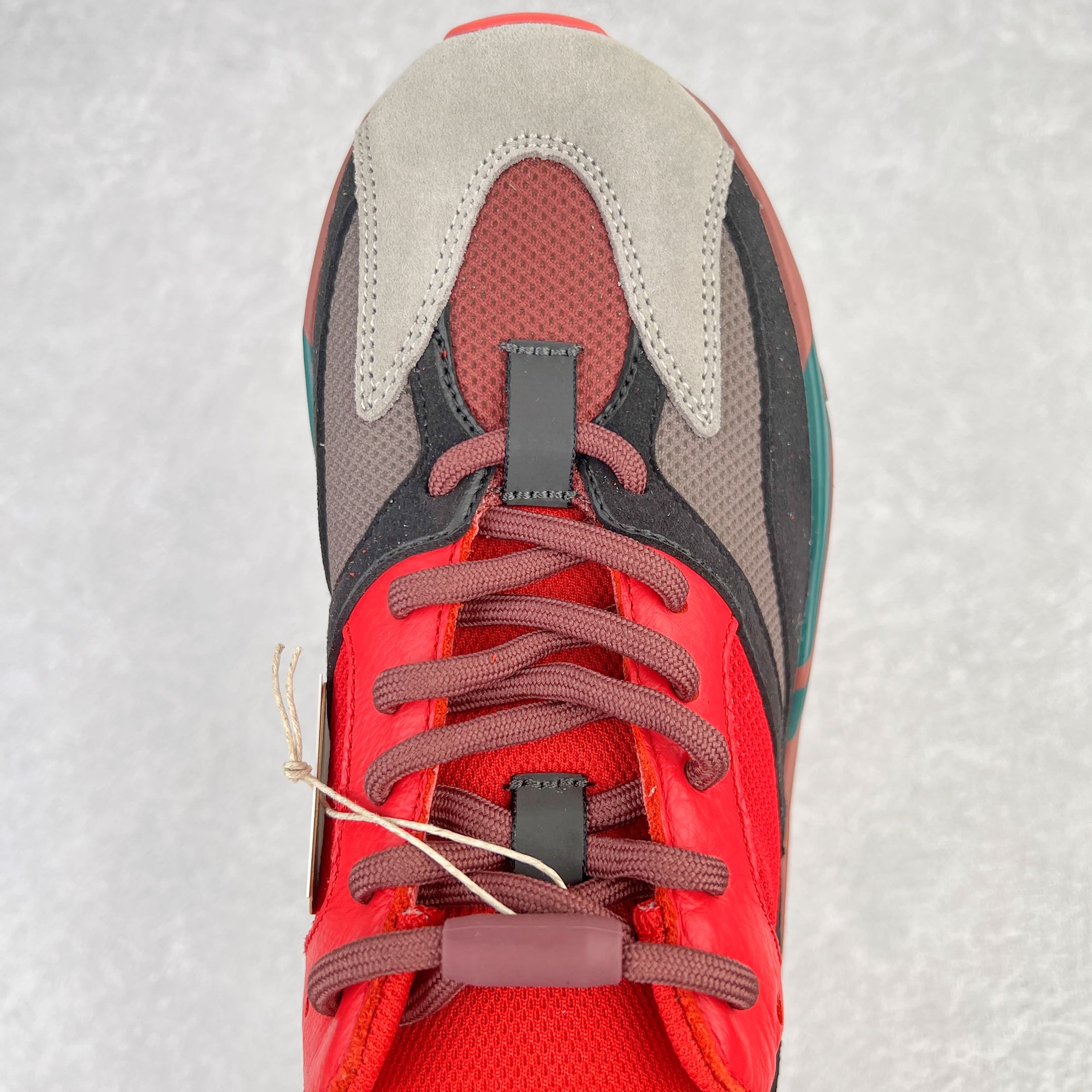 图片[4]-＃JC纯原 Yeezy Boost Runner 700 黑红 HQ6979 原楦原纸板开发 完美低趴原鞋韵味 市场同价位区间 性价比绝无第二家 正确头层牛巴革材质 原厂3D档案数据 原厂纸板 头层皮料 细节与正品对版 中底内置 Basf 科技 材质轻便 穿着软硬适中 全套纸板模具 原厂3M反光材料尺码：36 36.5 37 38 38.5 39 40 40.5 41 42 42.5 43 44 44.5 45 46 47 48-选品中心