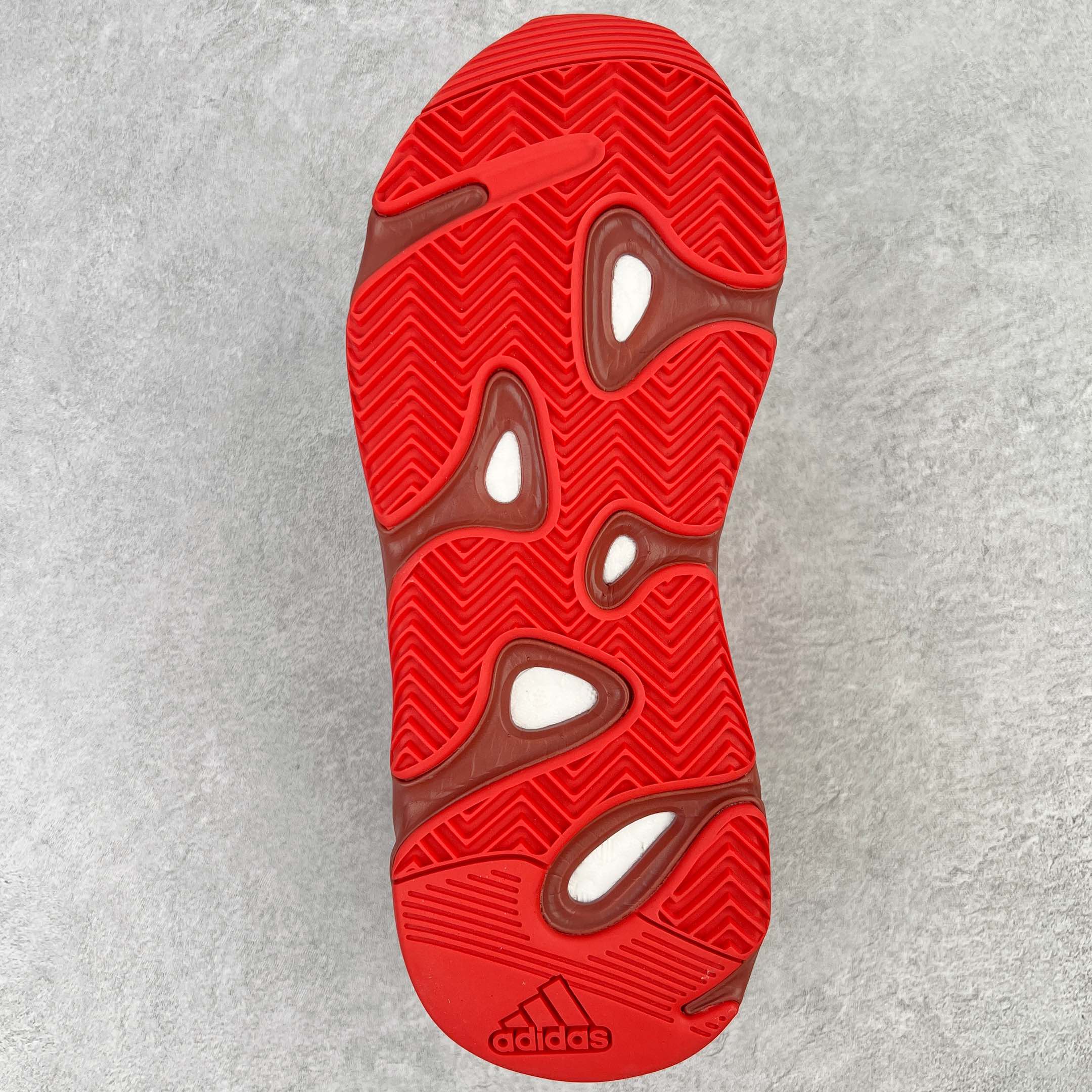 图片[8]-＃JC纯原 Yeezy Boost Runner 700 黑红 HQ6979 原楦原纸板开发 完美低趴原鞋韵味 市场同价位区间 性价比绝无第二家 正确头层牛巴革材质 原厂3D档案数据 原厂纸板 头层皮料 细节与正品对版 中底内置 Basf 科技 材质轻便 穿着软硬适中 全套纸板模具 原厂3M反光材料尺码：36 36.5 37 38 38.5 39 40 40.5 41 42 42.5 43 44 44.5 45 46 47 48-选品中心