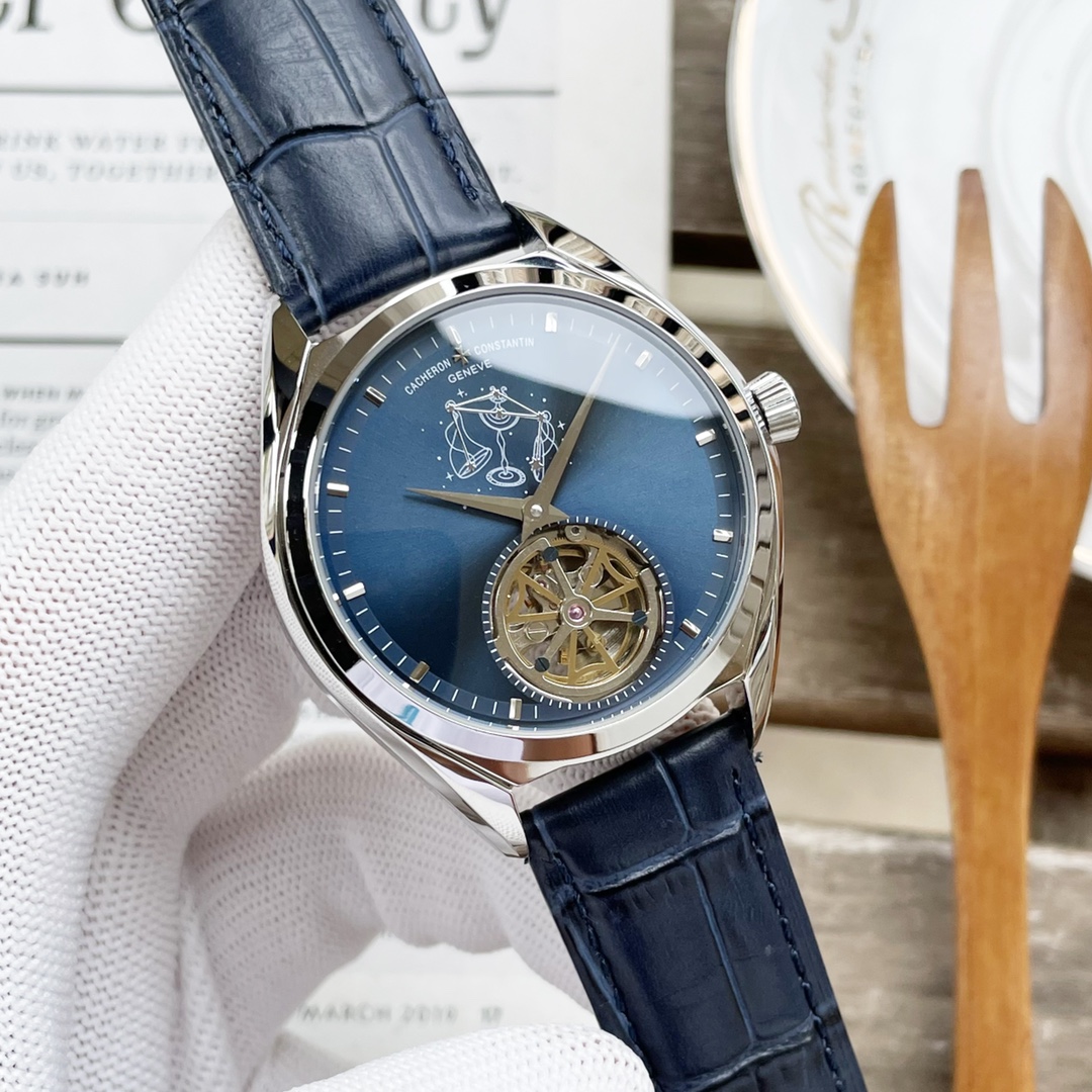 💰450 江诗丹顿-Vacheron Constantin推出阁楼工匠飞轮星空图天秤座腕表，星空图巧妙融合于方寸之间。复杂的制表技艺结合非凡艺术工艺，演绎出时间的诗意美感。表圈上，闪烁着深邃的蓝色光彩。表盘上生动呈现出天秤座的迷人星象。江诗丹顿工坊的艺术大师运用精妙非凡 的手工机刻雕花工艺，精心雕刻出纹理各异的三角形图案，拼列成天秤座的轮廓。点缀於天秤座身上的明亮的天秤座图案更添璀璨星光。机芯采用全自动飞轮机械机芯，316精钢表壳钢带抛光细腻，进口牛皮表带，表扣可供选择针扣/原扣。直径43mm 厚度13mm