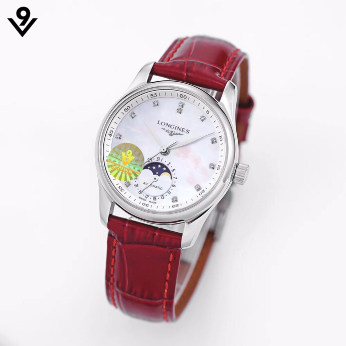 NO:850323,White 110 gold, 1200 steel strap 0 v9 new Longines Master Series women's watch - the moon phase on the wrist, interpreting the nobility and elegance of women.  The stainless steel case has a diameter of 34 mm and is of medium size. The mother-of-pearl dial is a commonly used element in women's watches. Longines has paired it with 12 diamond hour markers, which maximizes the feminine charm. The small dial at 6 o'clock on the dial displays the moon phase and date, taking into account practicality and romance, and is exquisite and unique.  1. The back-transparent design is equipped with the 2892 all-in-one finely ground movement. It has the same 12-digit balance wheel without fine-tuning assembly as the original. The wearer can appreciate the beautiful operation of the movement. 2. The function of the calendar hand is consistent with the original. The quick-adjusting calendar hand and the hour hand jump in the date sequence, and the operation is smooth and smooth.  The card is not bad [strong] 3 [Super Moon Phase] The moon phase display is synchronized with the genuine product, hot stamping moon phase, 13 stars and 4 blued steel hands, electric white small seconds original digital dial scanning and printing, the color, 'wheat grain' pattern depth, and the inner shadow font size and thickness are exactly the same as the genuine product.  Please look for the exclusive quality of V9 and welcome goddesses to taste it!  ,,longines19860909白110 金1200 钢带0 v9全新浪琴名匠系列女表——腕间月相,诠释女性高贵典雅. 精钢表壳的直径为34毫米,尺寸适中.珍珠母贝表盘在女表中是运用较多的元素,浪琴为其搭配了12颗钻石时标,将女性魅力发挥到极致.盘面6点钟位置的小表盘显示月相和日期,兼顾实用性和浪漫感,精巧别致. 1背透设计搭载2892一体机精磨机芯,跟原装一样12位无微调总成摆轮,佩戴者可以欣赏到机芯的运转美态2日历针功能同正品一致,快调日历针时指针顺日期顺序跳动,运行顺畅不卡不坏[强]3【超级月相】月相显示同步正品,烫金月相,13颗星星4烤蓝钢指针,电白批花小秒原装数字表盘扫描打版,颜色、“麦粒”格纹深浅、内影字体大小粗细与正品完全一致. 请认准V9独家品质,欢迎女神品鉴！,,longines,Watch