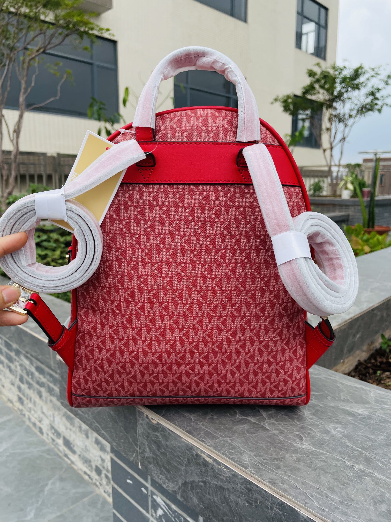 Michael Kors MK2022新款中号 PHEA ZIP系列条纹老花背包 老花标志性Logo印花与亮丽的五金细节相辅相成