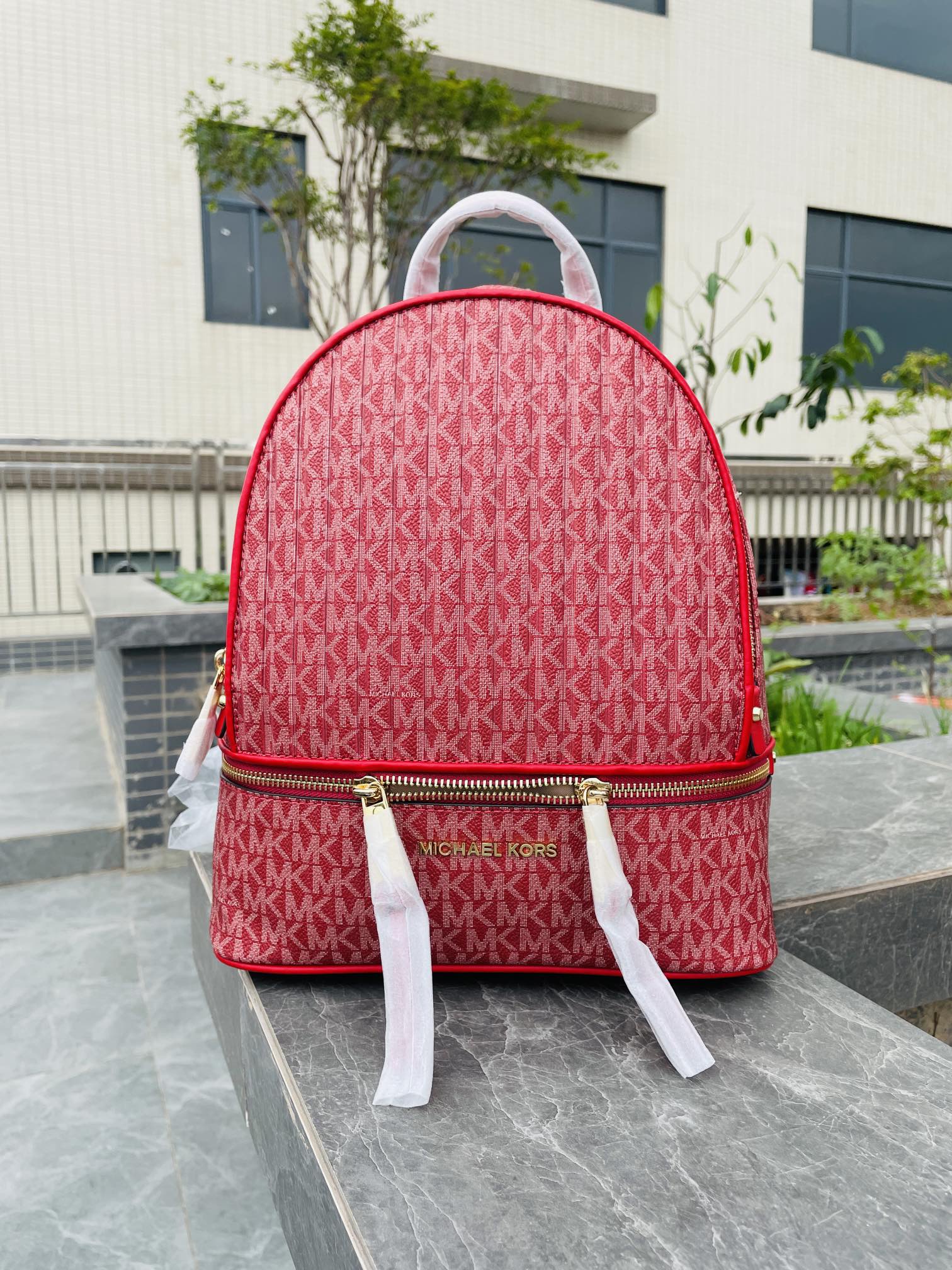 Michael Kors MK2022新款中号 PHEA ZIP系列条纹老花背包 老花标志性Logo印花与亮丽的五金细节相辅相成