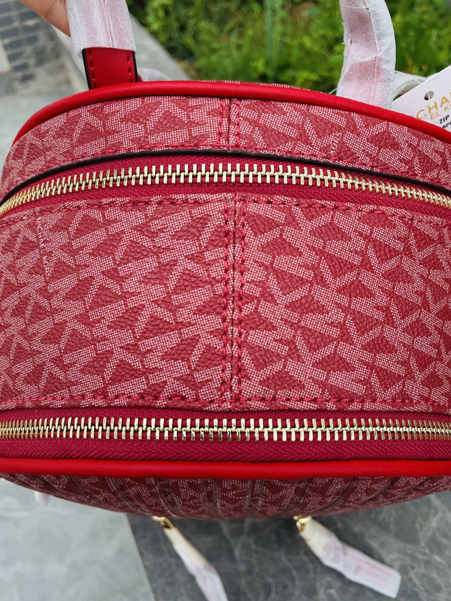 Michael Kors MK2022新款中号 PHEA ZIP系列条纹老花背包 老花标志性Logo印花与亮丽的五金细节相辅相成