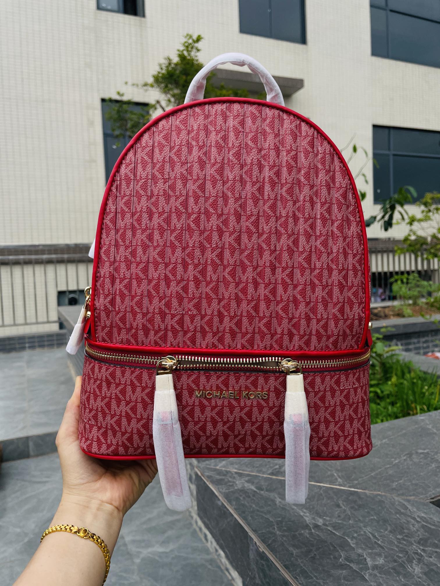 Michael Kors MK2022新款中号 PHEA ZIP系列条纹老花背包 老花标志性Logo印花与亮丽的五金细节相辅相成
