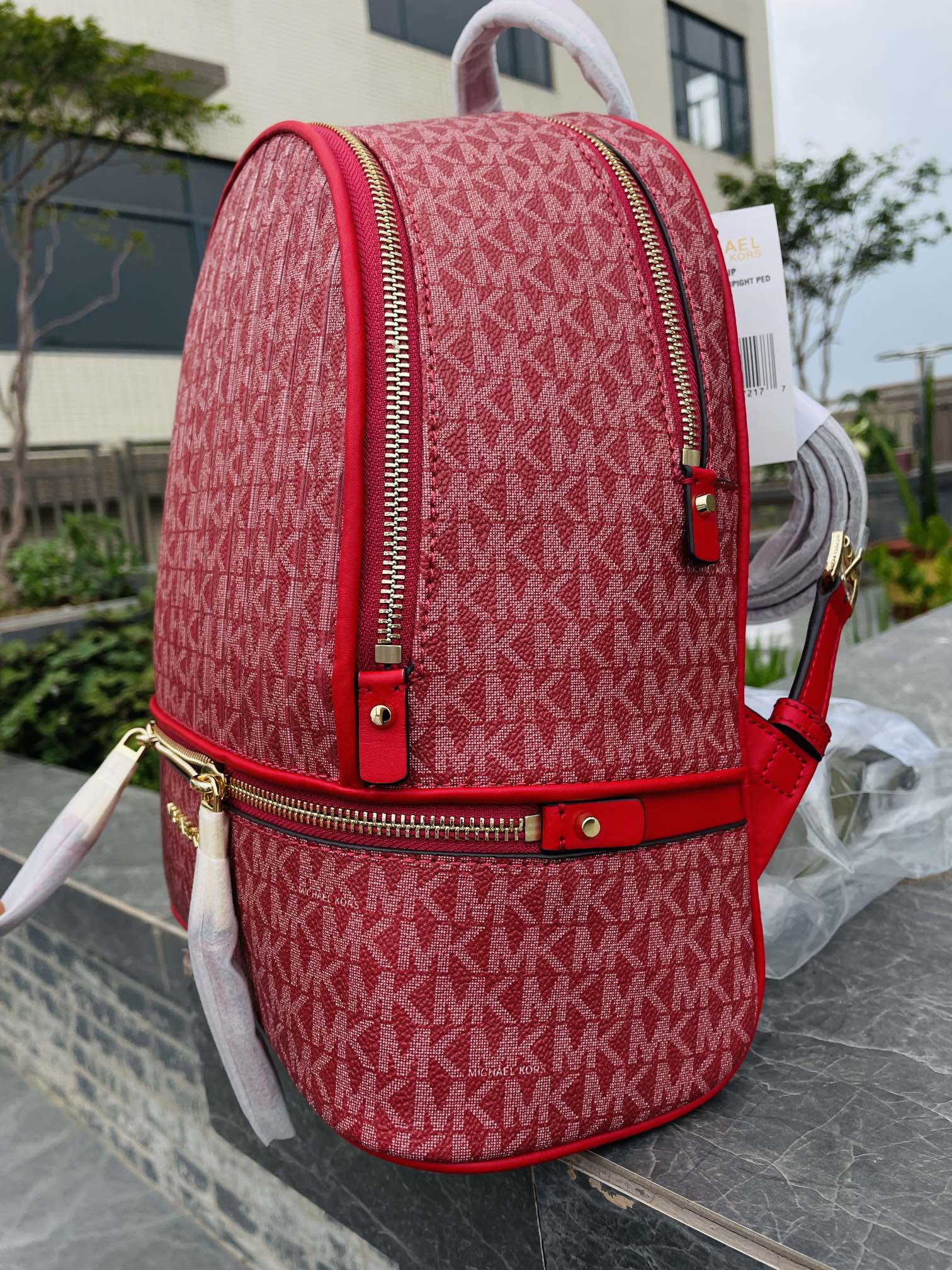 Michael Kors MK2022新款中号 PHEA ZIP系列条纹老花背包 老花标志性Logo印花与亮丽的五金细节相辅相成
