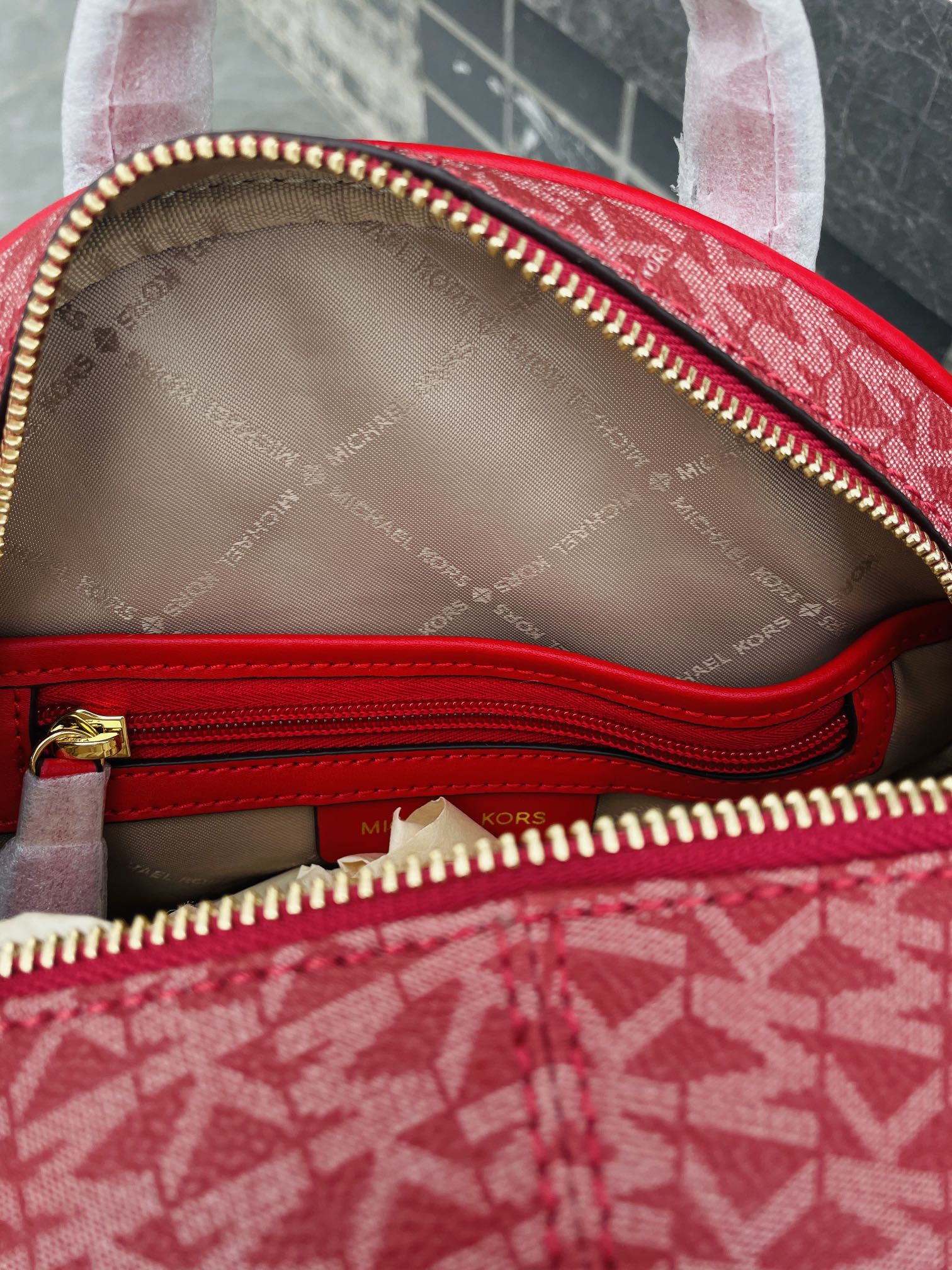 Michael Kors MK2022新款中号 PHEA ZIP系列条纹老花背包 老花标志性Logo印花与亮丽的五金细节相辅相成