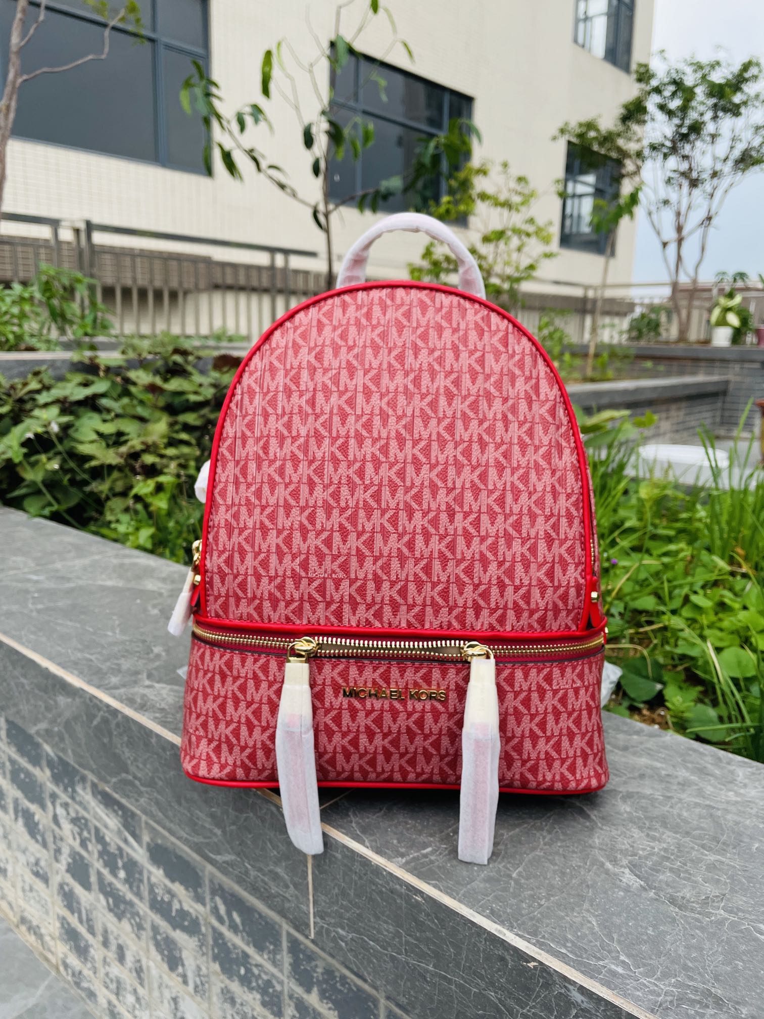 Michael Kors MK2022新款中号 PHEA ZIP系列条纹老花背包 老花标志性Logo印花与亮丽的五金细节相辅相成