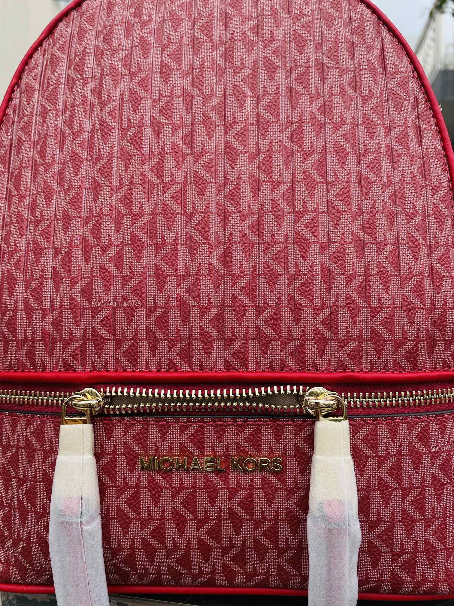 Michael Kors MK2022新款中号 PHEA ZIP系列条纹老花背包 老花标志性Logo印花与亮丽的五金细节相辅相成
