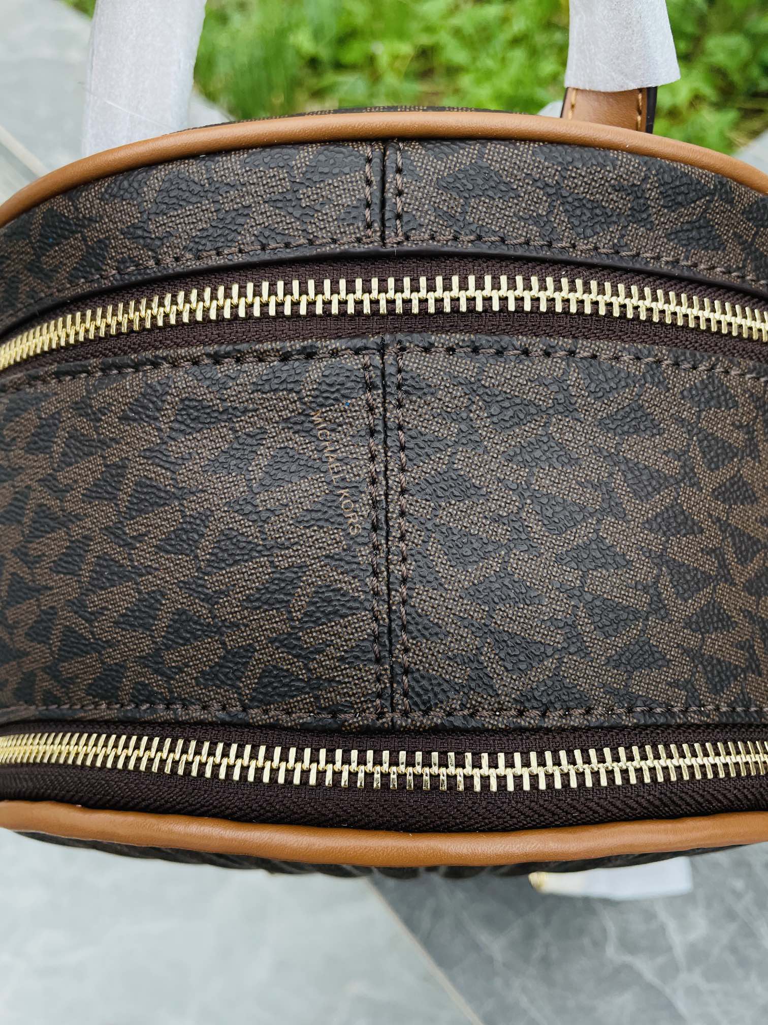 Michael Kors MK2022新款中号 PHEA ZIP系列条纹老花背包 老花标志性Logo印花与亮丽的五金细节相辅相成
