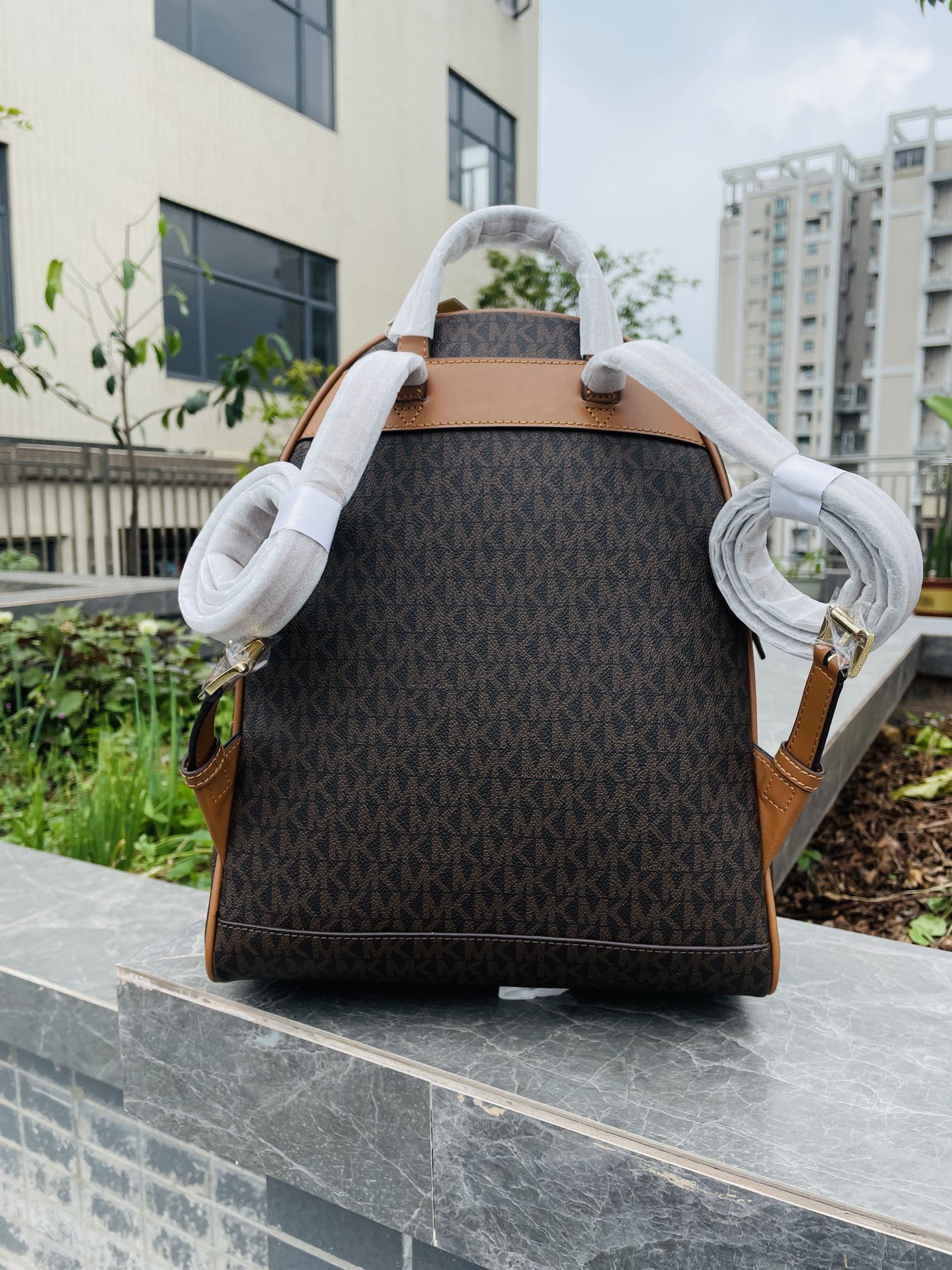 Michael Kors MK2022新款中号 PHEA ZIP系列条纹老花背包 老花标志性Logo印花与亮丽的五金细节相辅相成
