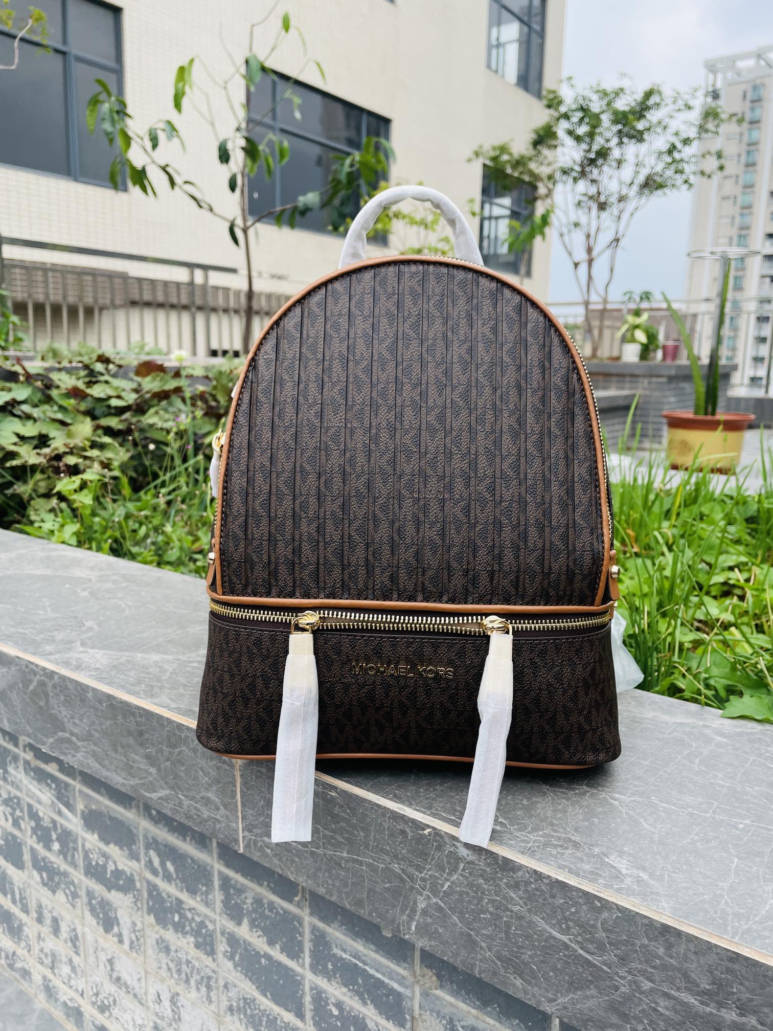 Michael Kors MK2022新款中号 PHEA ZIP系列条纹老花背包 老花标志性Logo印花与亮丽的五金细节相辅相成