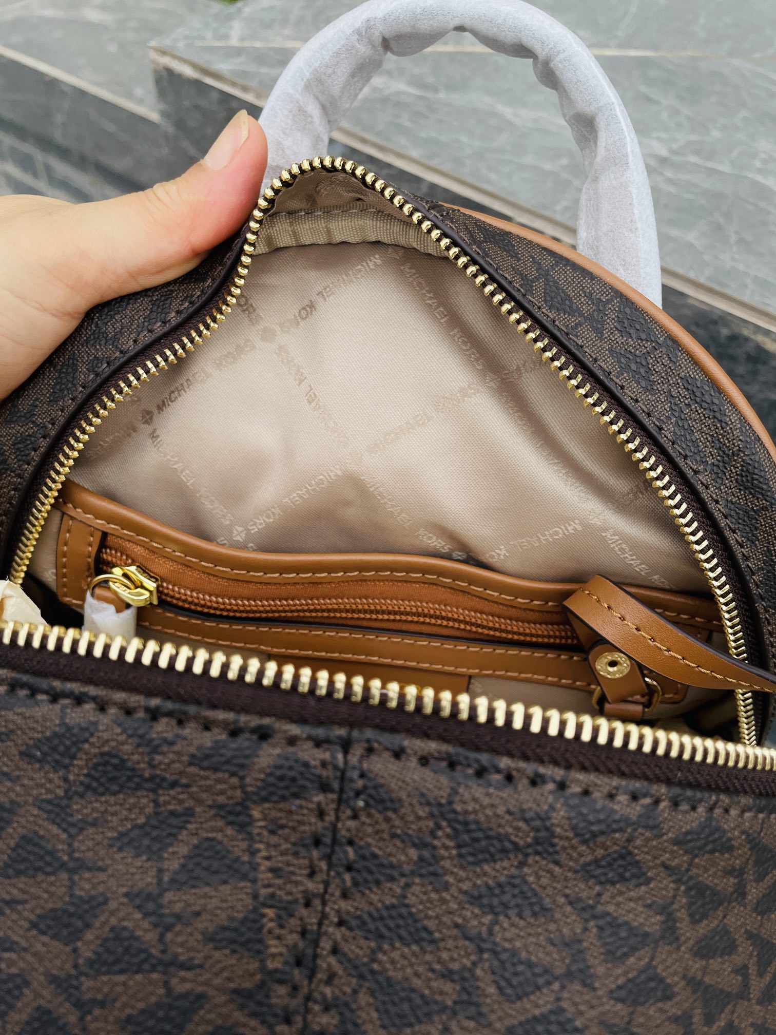 Michael Kors MK2022新款中号 PHEA ZIP系列条纹老花背包 老花标志性Logo印花与亮丽的五金细节相辅相成