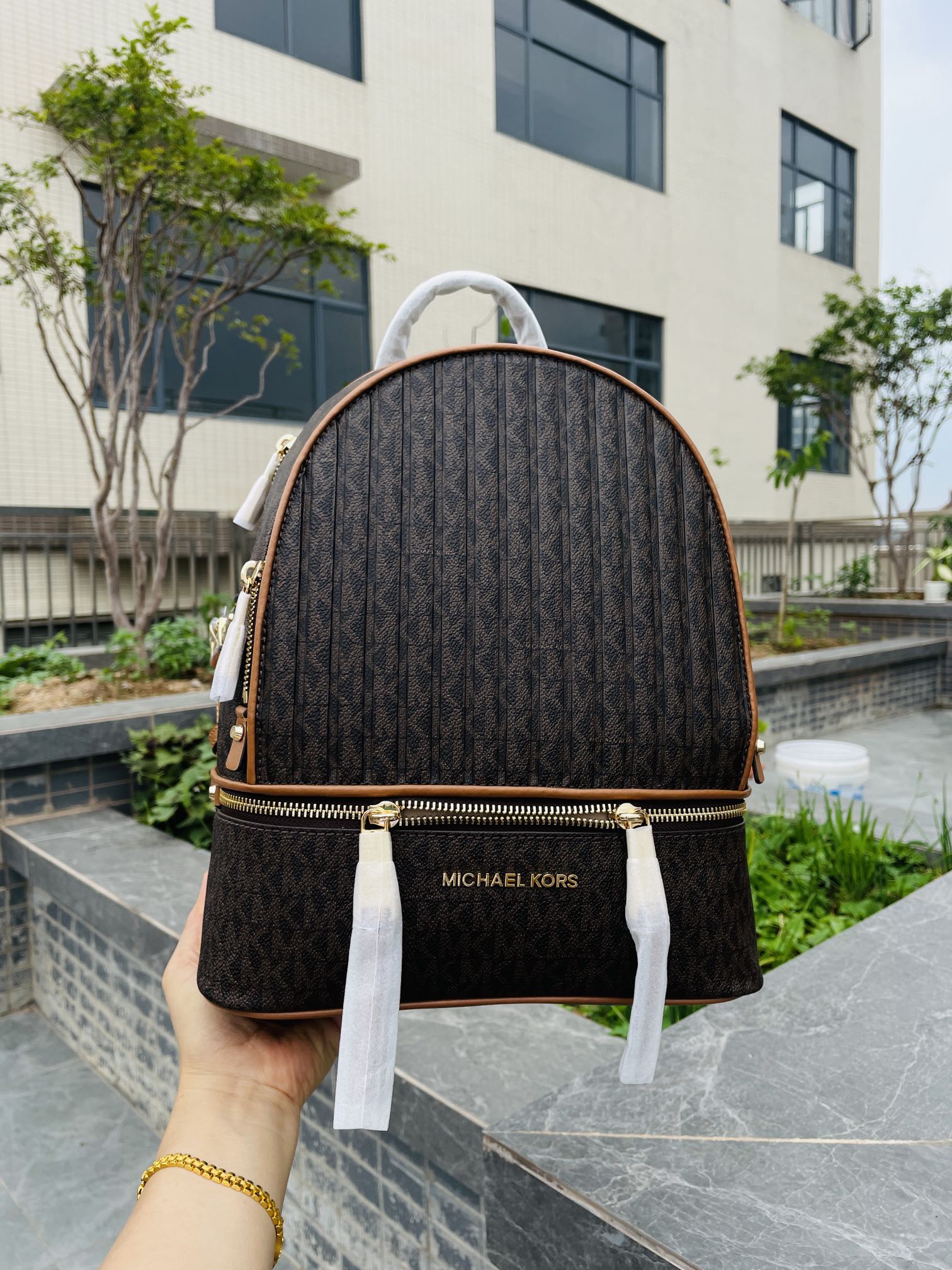 Michael Kors MK2022新款中号 PHEA ZIP系列条纹老花背包 老花标志性Logo印花与亮丽的五金细节相辅相成