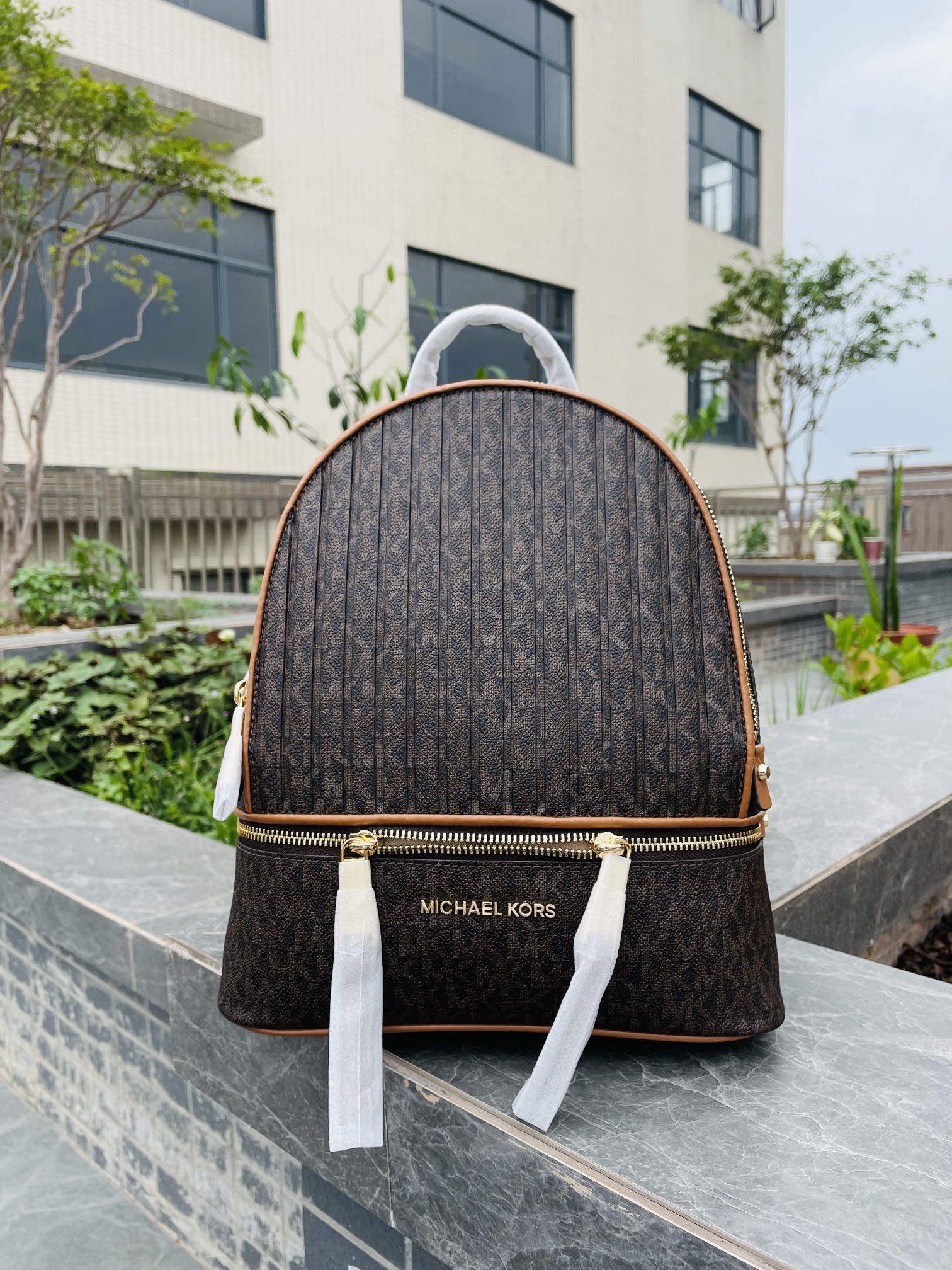 Michael Kors MK2022新款中号 PHEA ZIP系列条纹老花背包 老花标志性Logo印花与亮丽的五金细节相辅相成