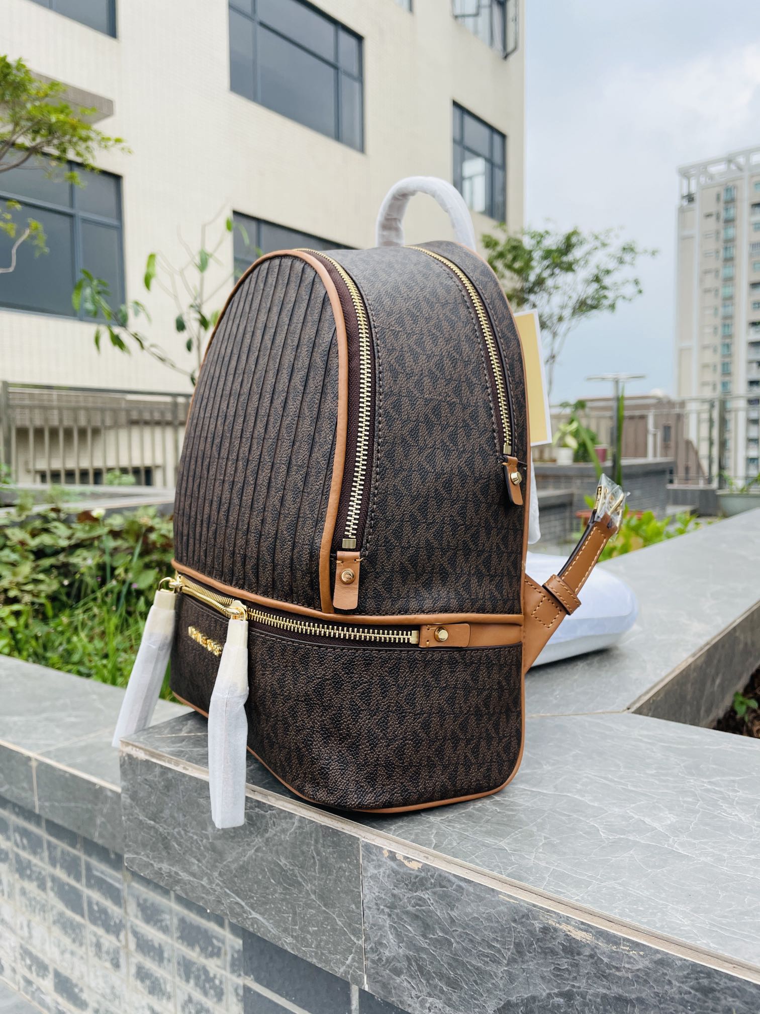 Michael Kors MK2022新款中号 PHEA ZIP系列条纹老花背包 老花标志性Logo印花与亮丽的五金细节相辅相成