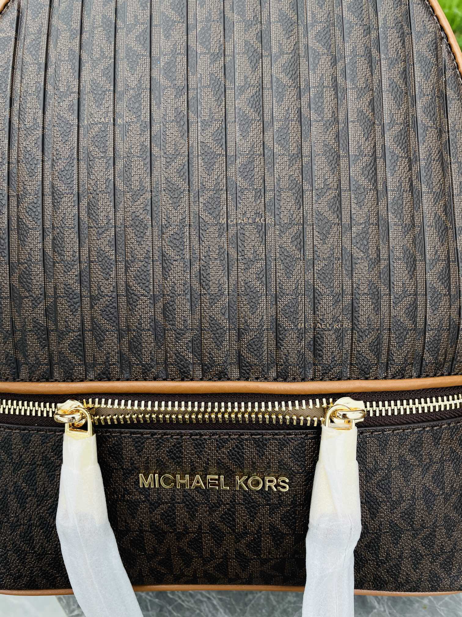 Michael Kors MK2022新款中号 PHEA ZIP系列条纹老花背包 老花标志性Logo印花与亮丽的五金细节相辅相成