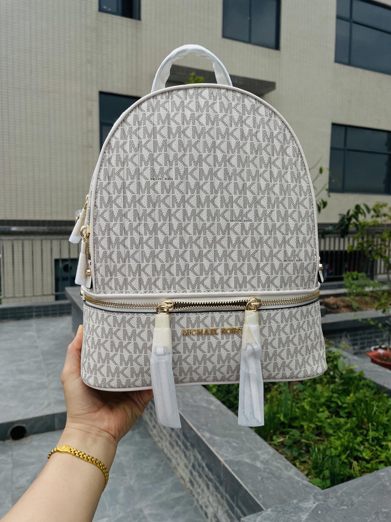 Michael Kors MK2022新款中号 PHEA ZIP系列条纹老花背包 老花标志性Logo印花与亮丽的五金细节相辅相成
