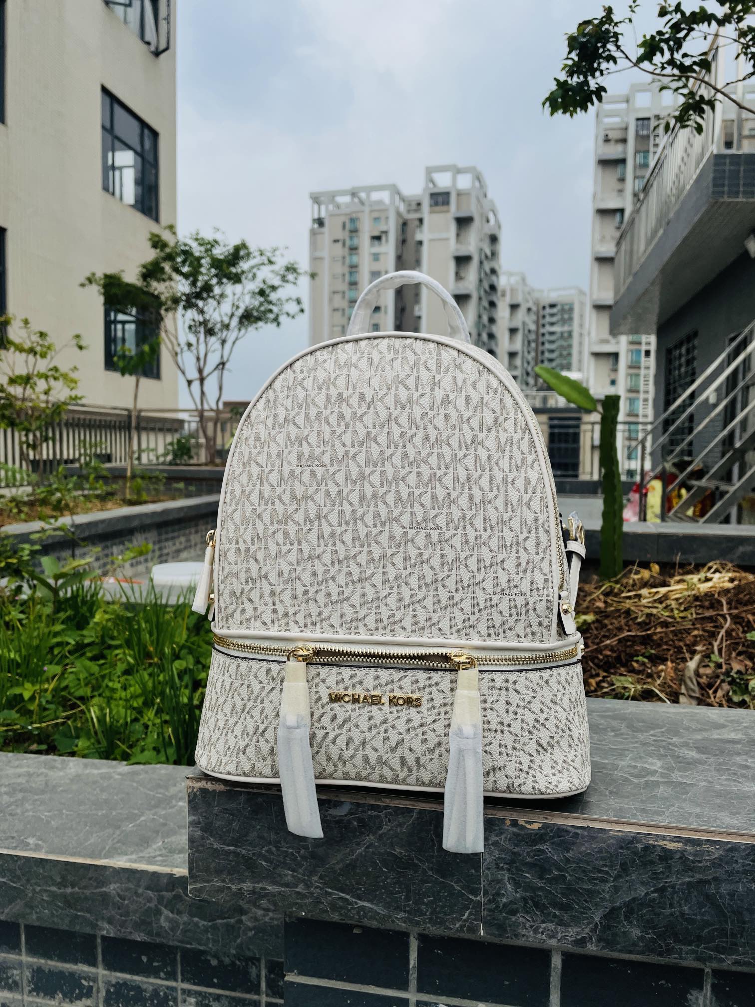 Michael Kors MK2022新款中号 PHEA ZIP系列条纹老花背包 老花标志性Logo印花与亮丽的五金细节相辅相成