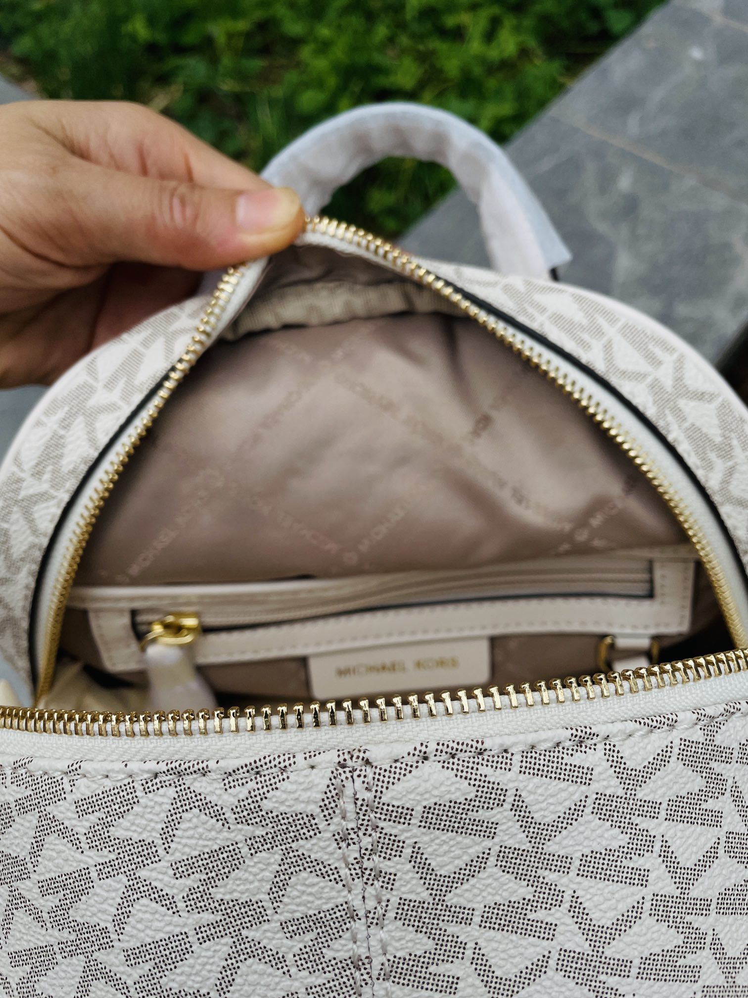 Michael Kors MK2022新款中号 PHEA ZIP系列条纹老花背包 老花标志性Logo印花与亮丽的五金细节相辅相成