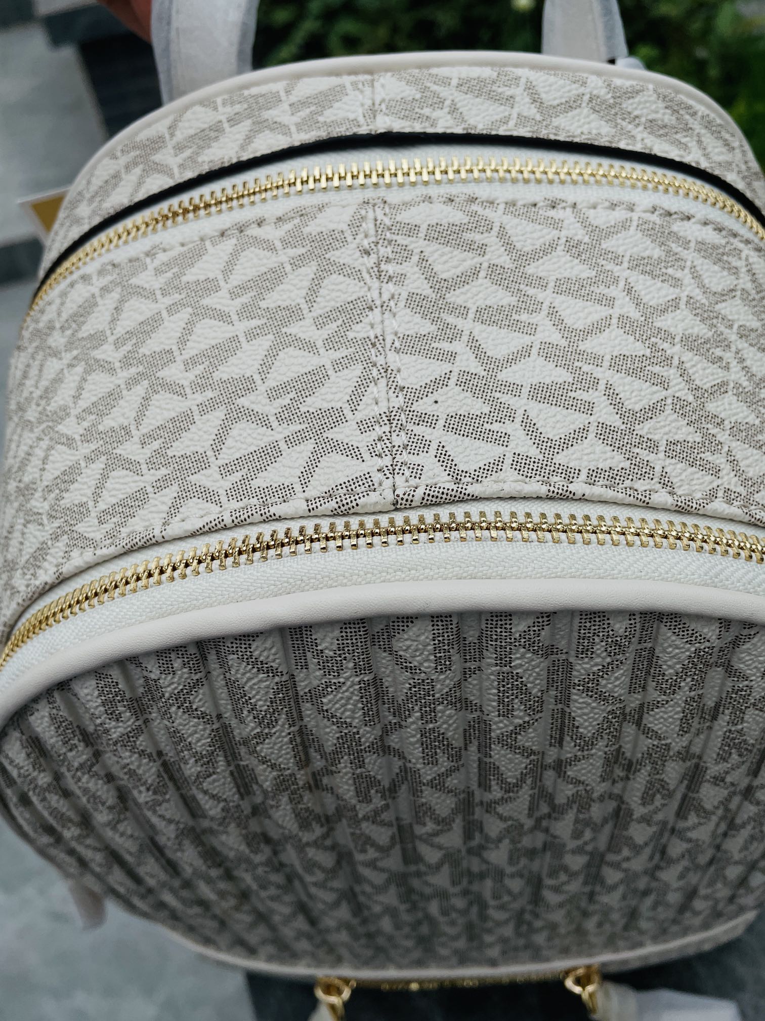 Michael Kors MK2022新款中号 PHEA ZIP系列条纹老花背包 老花标志性Logo印花与亮丽的五金细节相辅相成