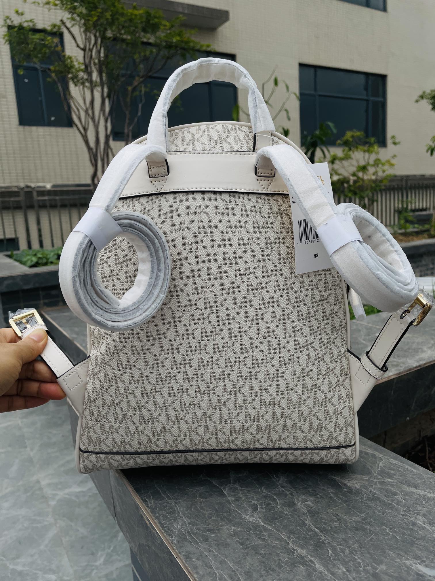 Michael Kors MK2022新款中号 PHEA ZIP系列条纹老花背包 老花标志性Logo印花与亮丽的五金细节相辅相成