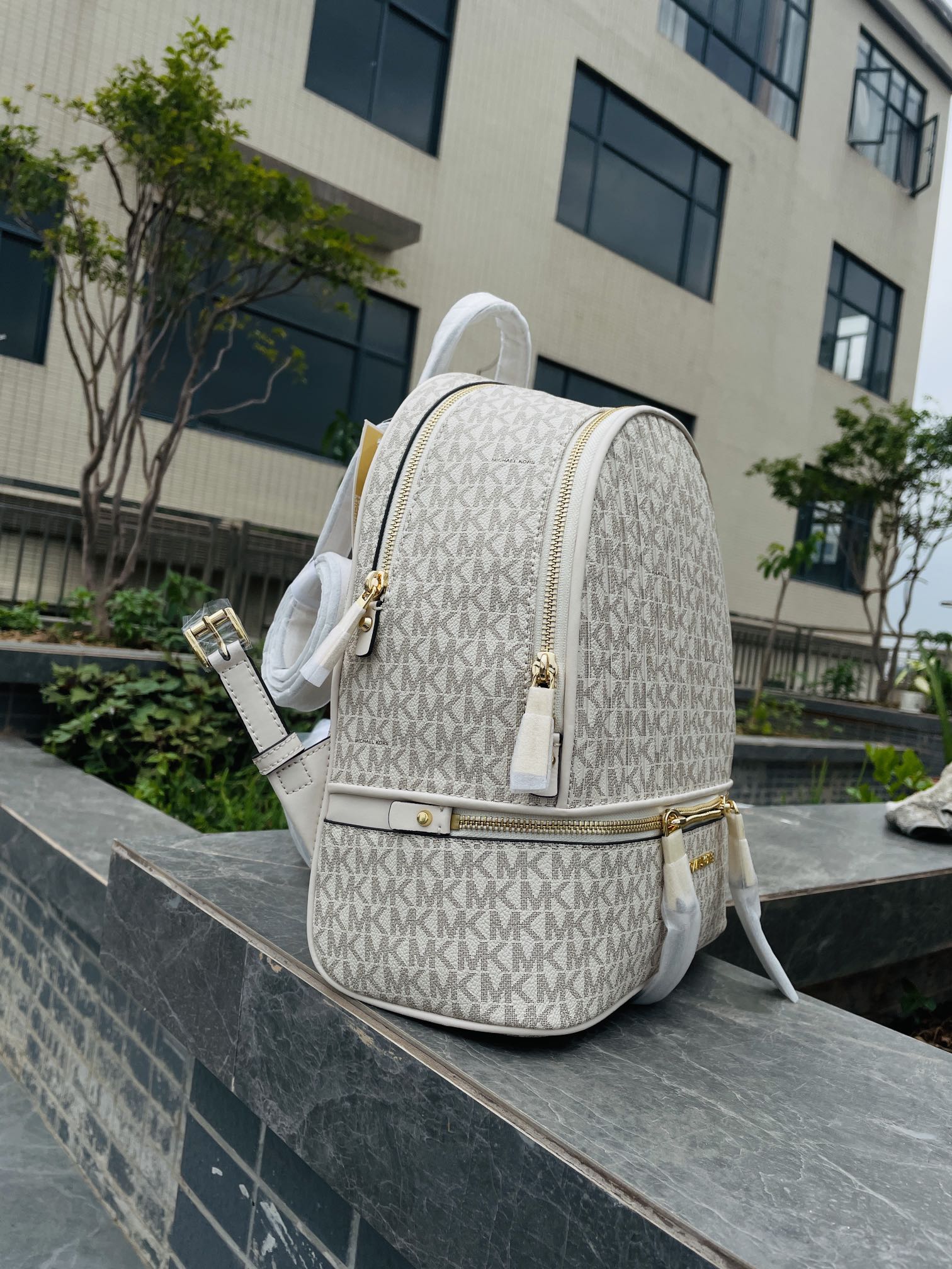 Michael Kors MK2022新款中号 PHEA ZIP系列条纹老花背包 老花标志性Logo印花与亮丽的五金细节相辅相成