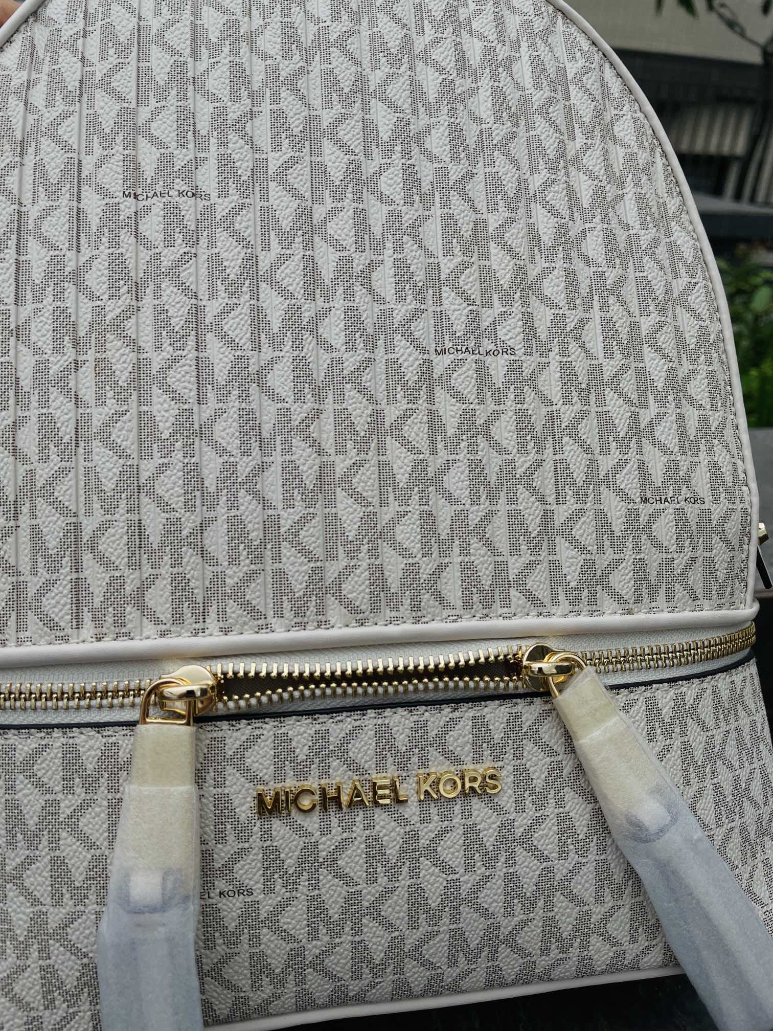 Michael Kors MK2022新款中号 PHEA ZIP系列条纹老花背包 老花标志性Logo印花与亮丽的五金细节相辅相成