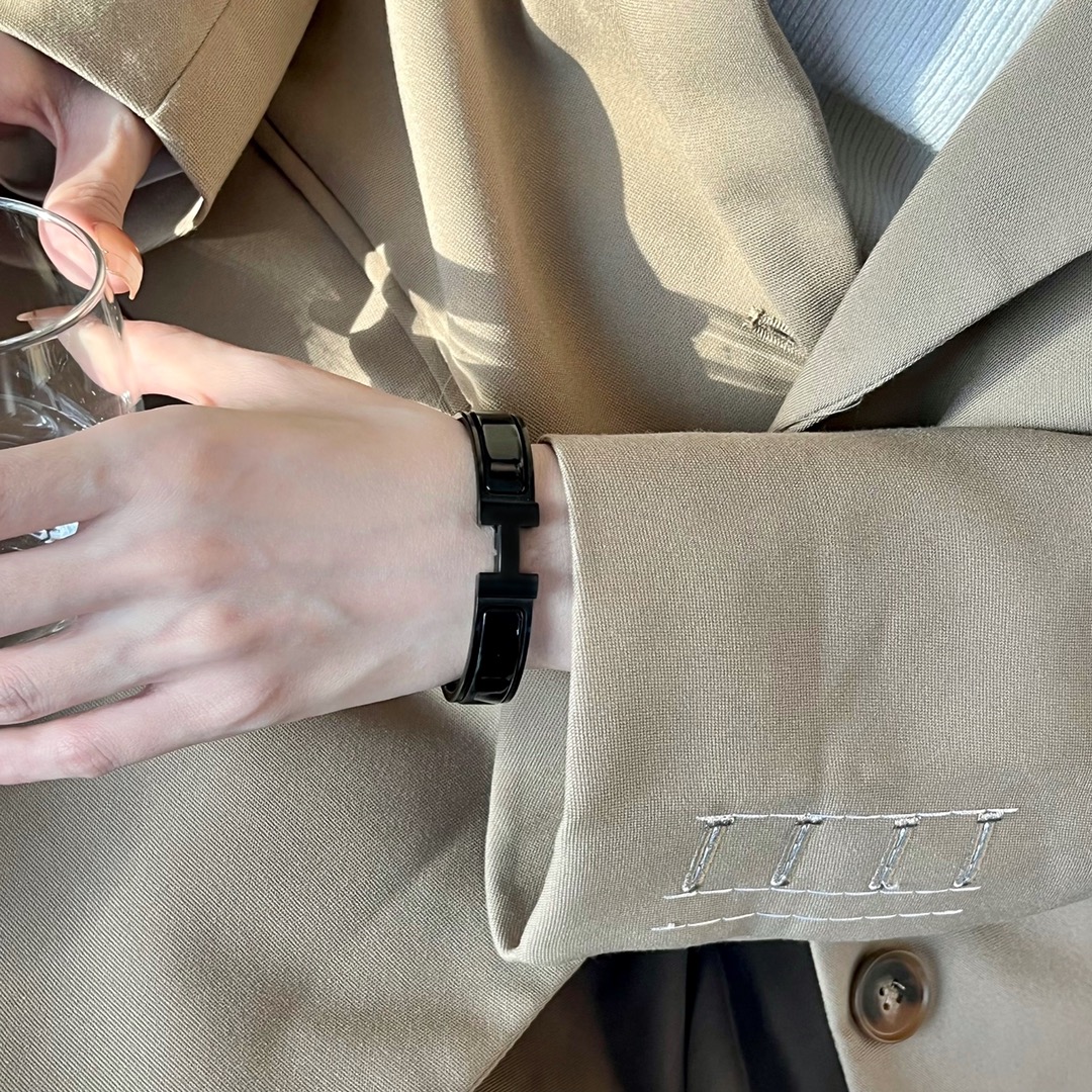 NO:857643,Hermès new matte black H buckle bracelet, full of luxury, Hermès bracelet, hermes, bracelet19860909爱马仕新款磨砂黑H扣手镯 高级感满满,爱马仕手镯,hermes,bracelet,Jewelry