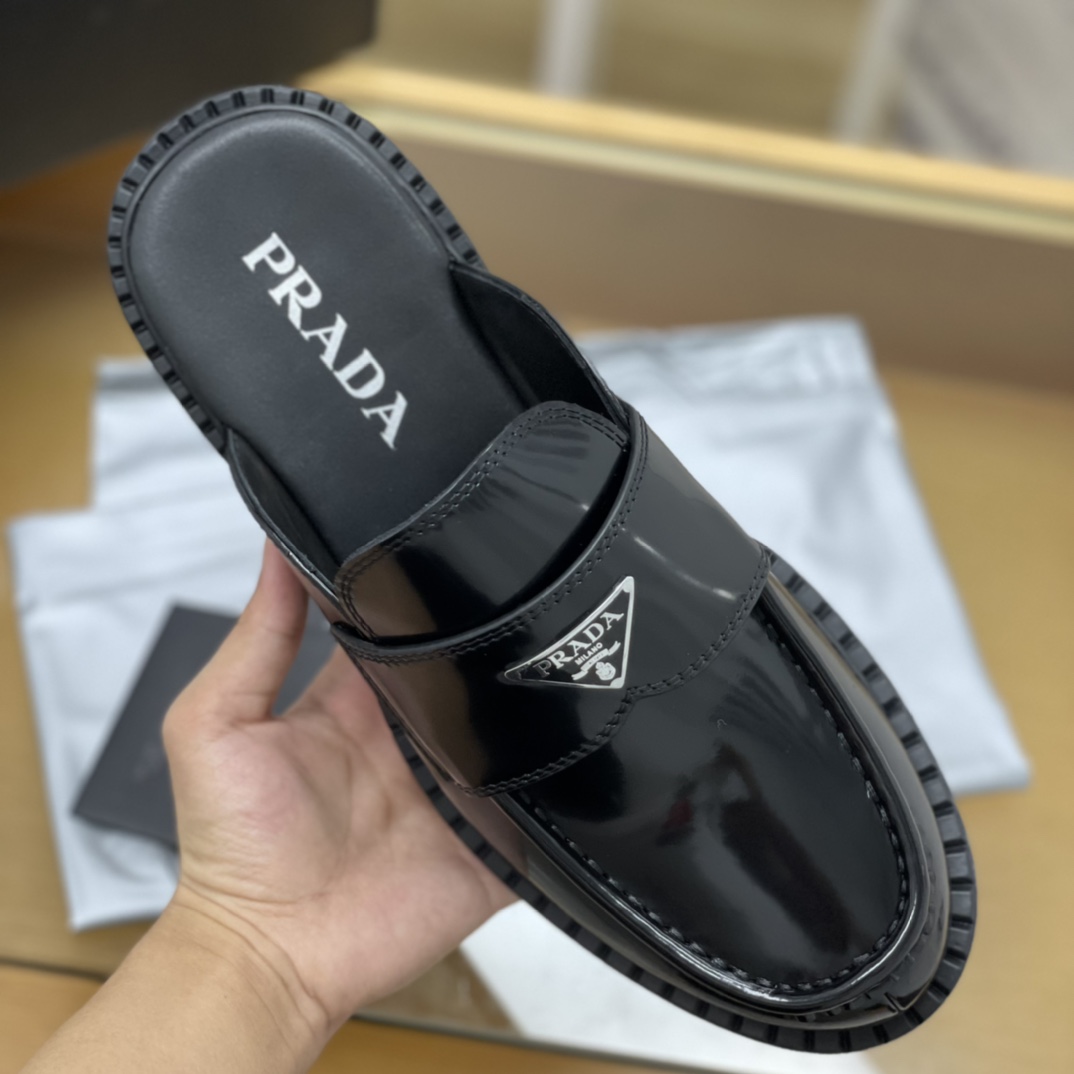 PRADA普拉达   三角形徽标装饰男士P家亮面半拖