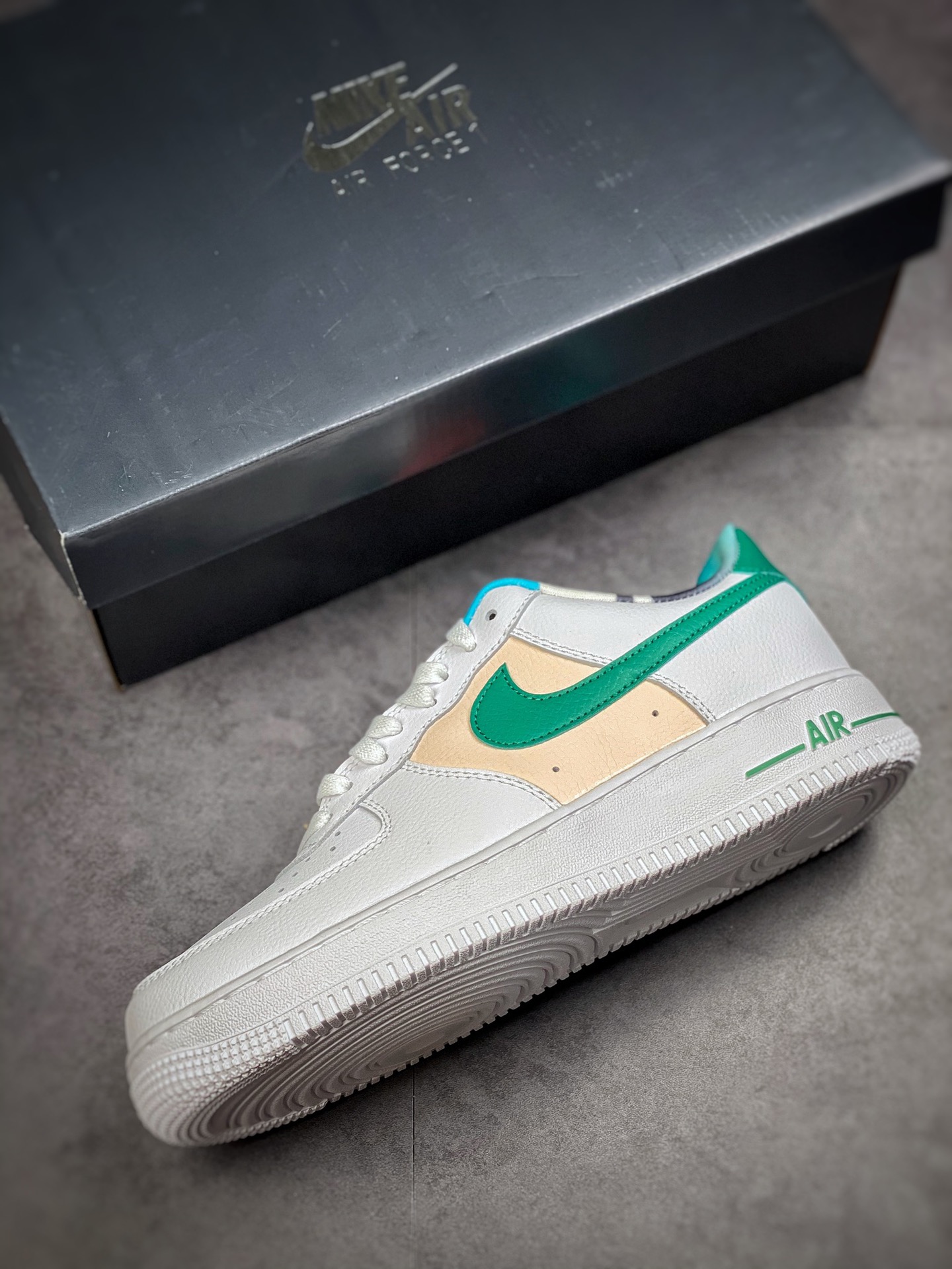 200 Nike Air Force 1 Low 07 EMB 白绿 DM0109-100