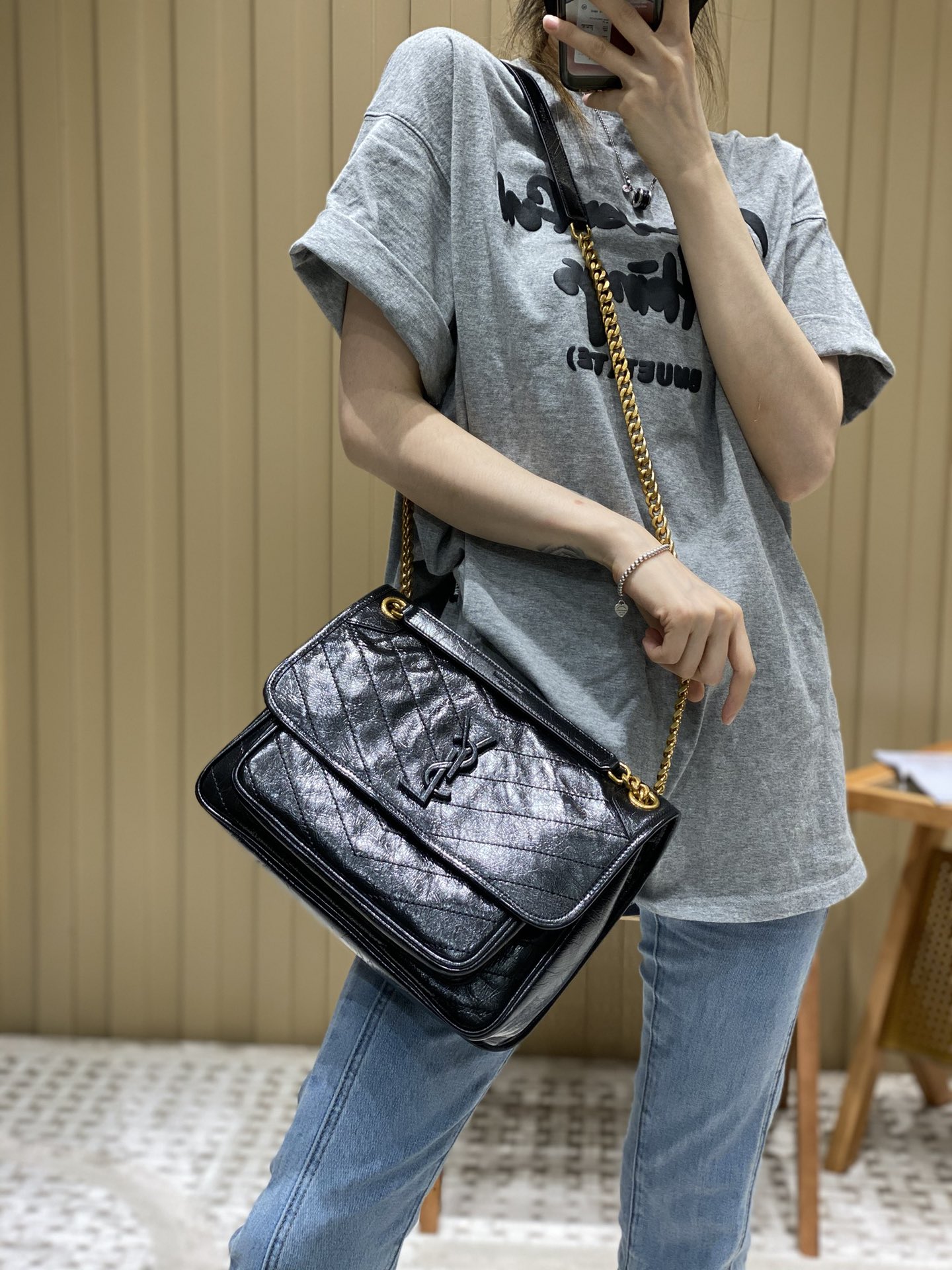 YSL 𝐍𝐢𝐤𝐢 28𝐜𝐦 邮差包 633158黑色/金链