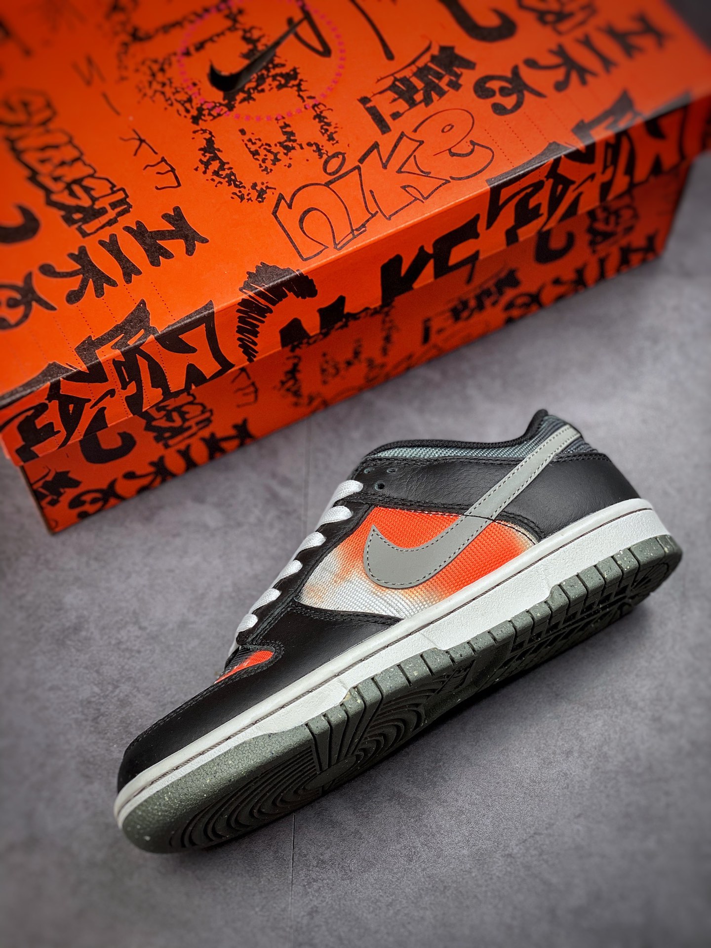300 Nike Dunk Low ”Graffti” 黑橙 街头涂鸦系列DM0108-001