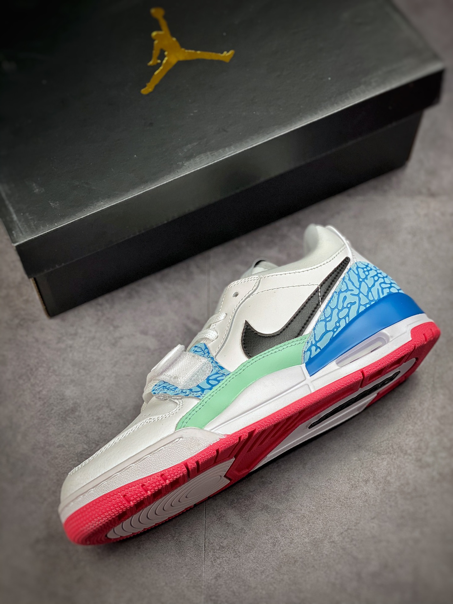 200 Air Jordan Legacy 312 白紫蓝 有着交错结合的设计DV9127-101