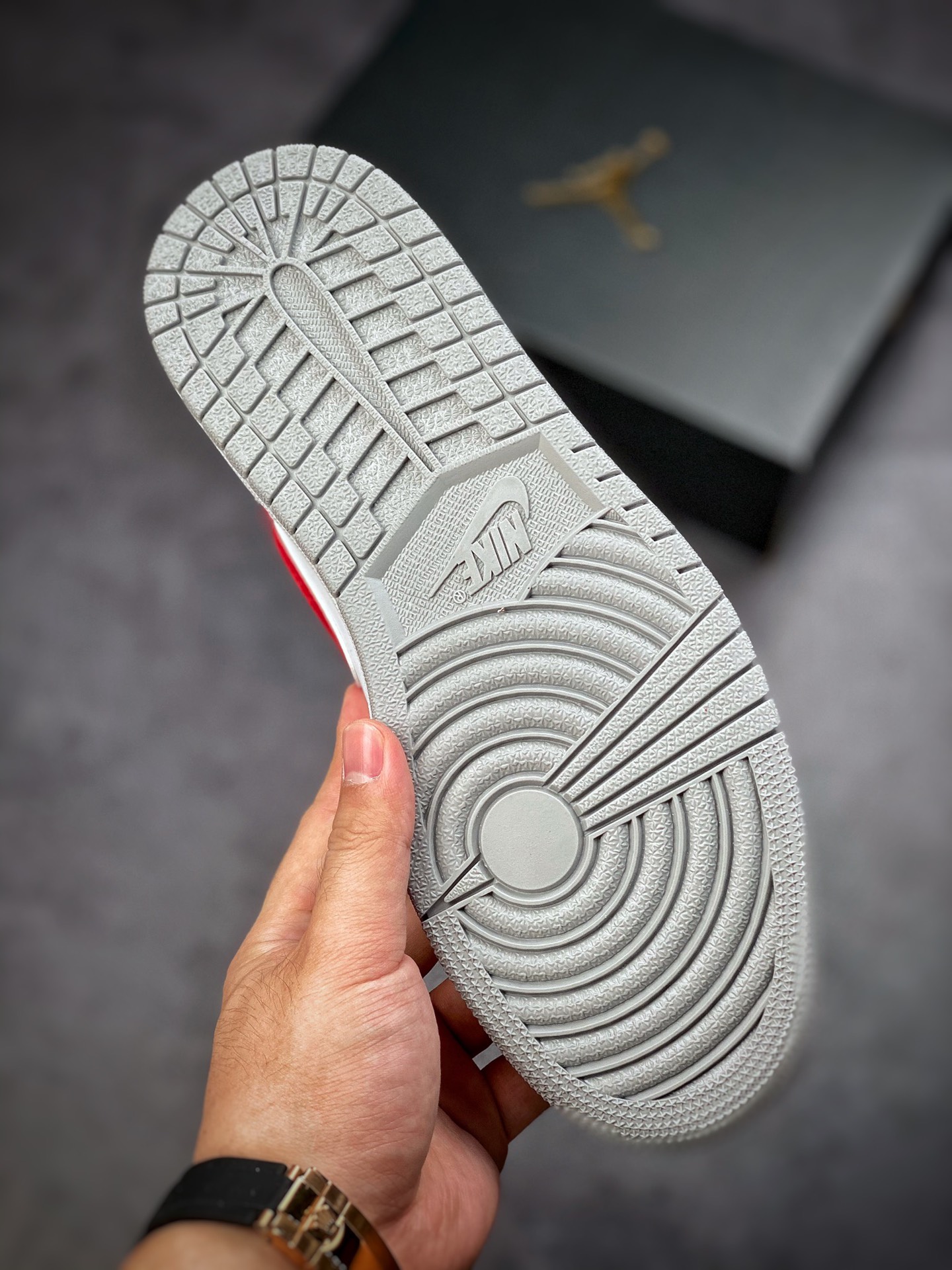 240 原装裸鞋级 Air Jordan 1 Low 纯原系列 灰白红 DC0774-100