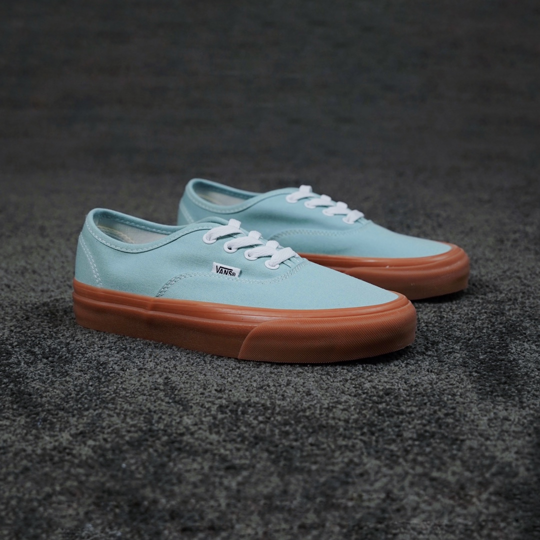 G0 Vans Authentic 抹茶生胶来袭这也太夏天了，这款vans奶绿牛筋底只有韩国有，所以穿上它不用担心撞鞋，款式经典小众又百搭 简直就是神仙鞋