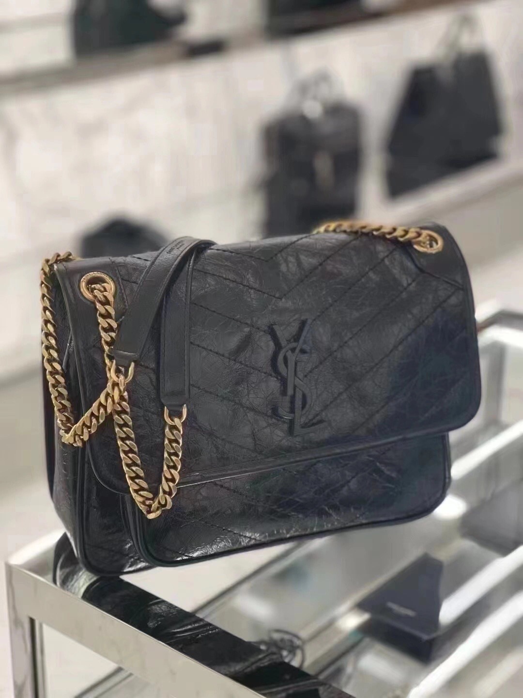 YSL 𝐍𝐢𝐤𝐢 28𝐜𝐦 邮差包 633158黑色/金链