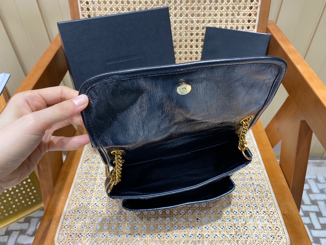 YSL 𝐍𝐢𝐤𝐢 22𝐜𝐦 邮差包 633151黑色/金链