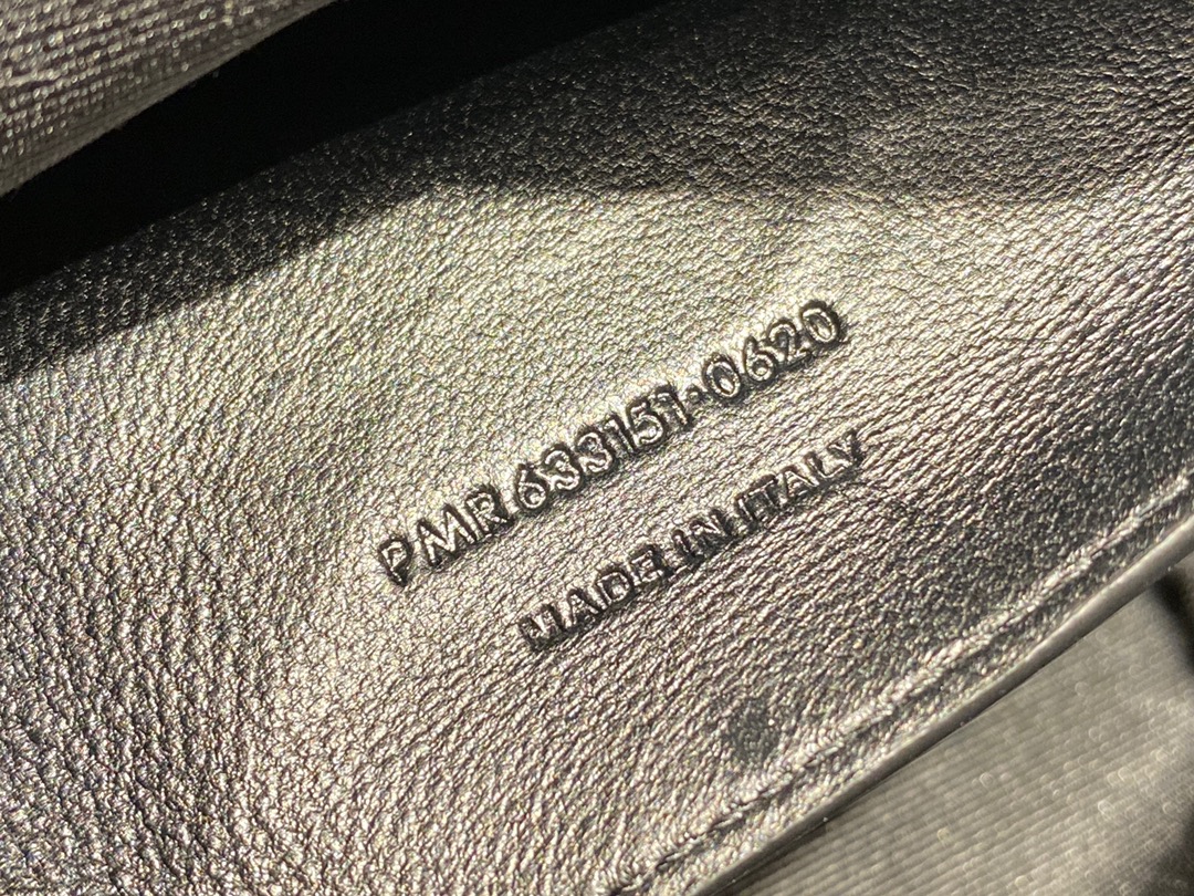 YSL 𝐍𝐢𝐤𝐢 22𝐜𝐦 邮差包 633151黑色/金链