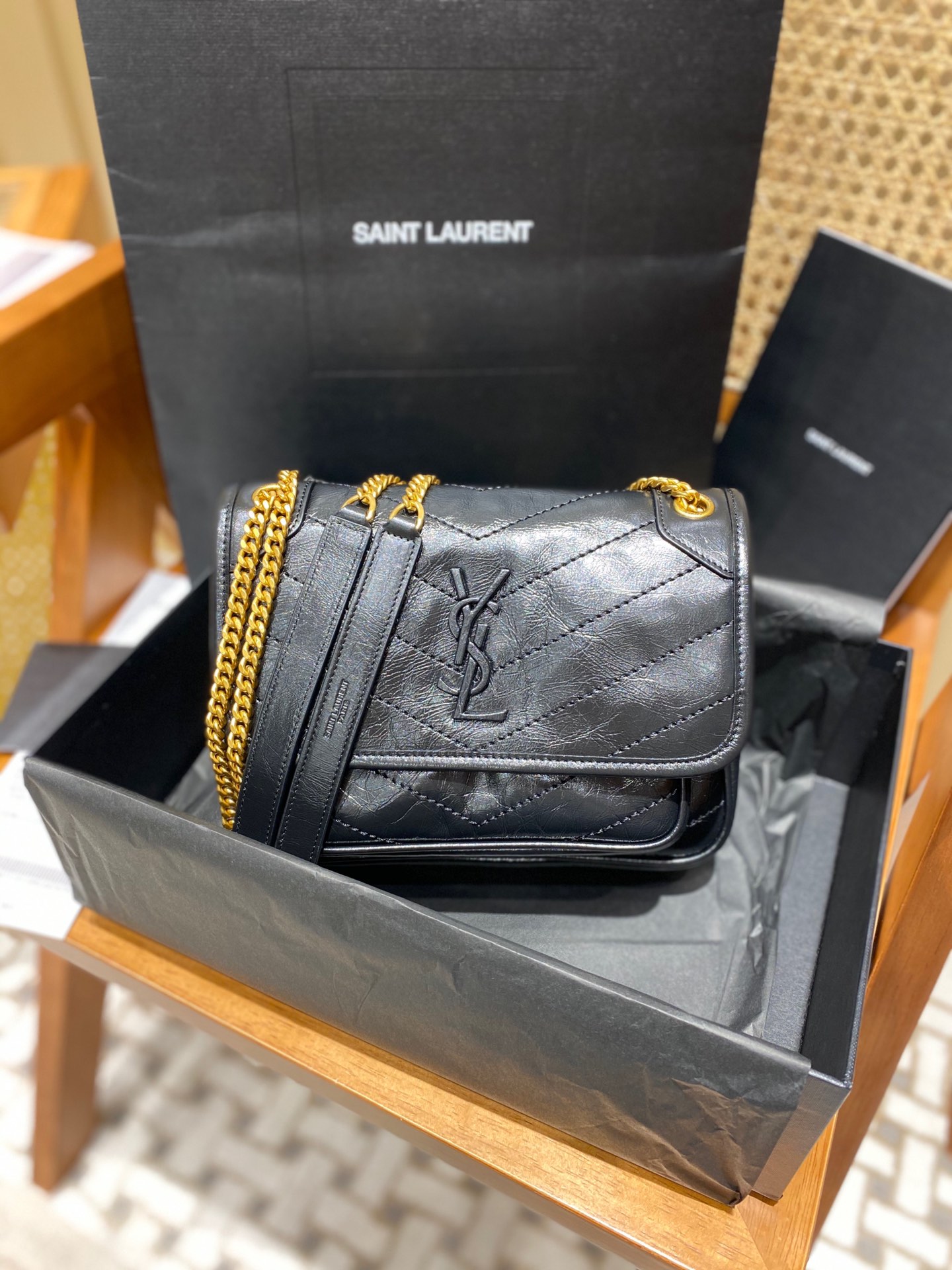 YSL 𝐍𝐢𝐤𝐢 22𝐜𝐦 邮差包 633151黑色/金链