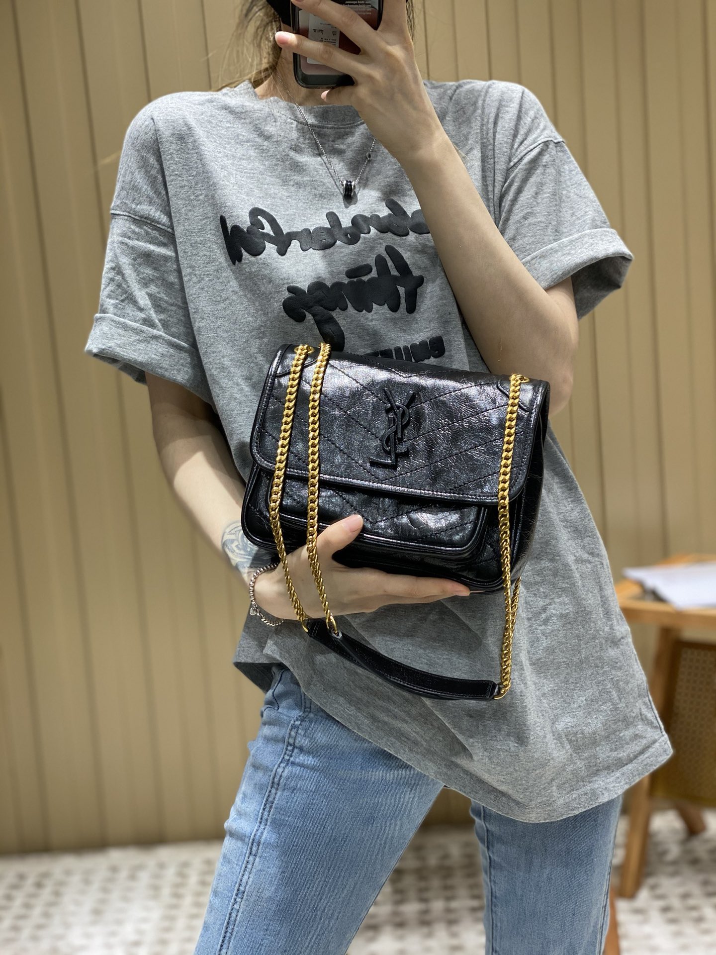 YSL 𝐍𝐢𝐤𝐢 22𝐜𝐦 邮差包 633151黑色/金链