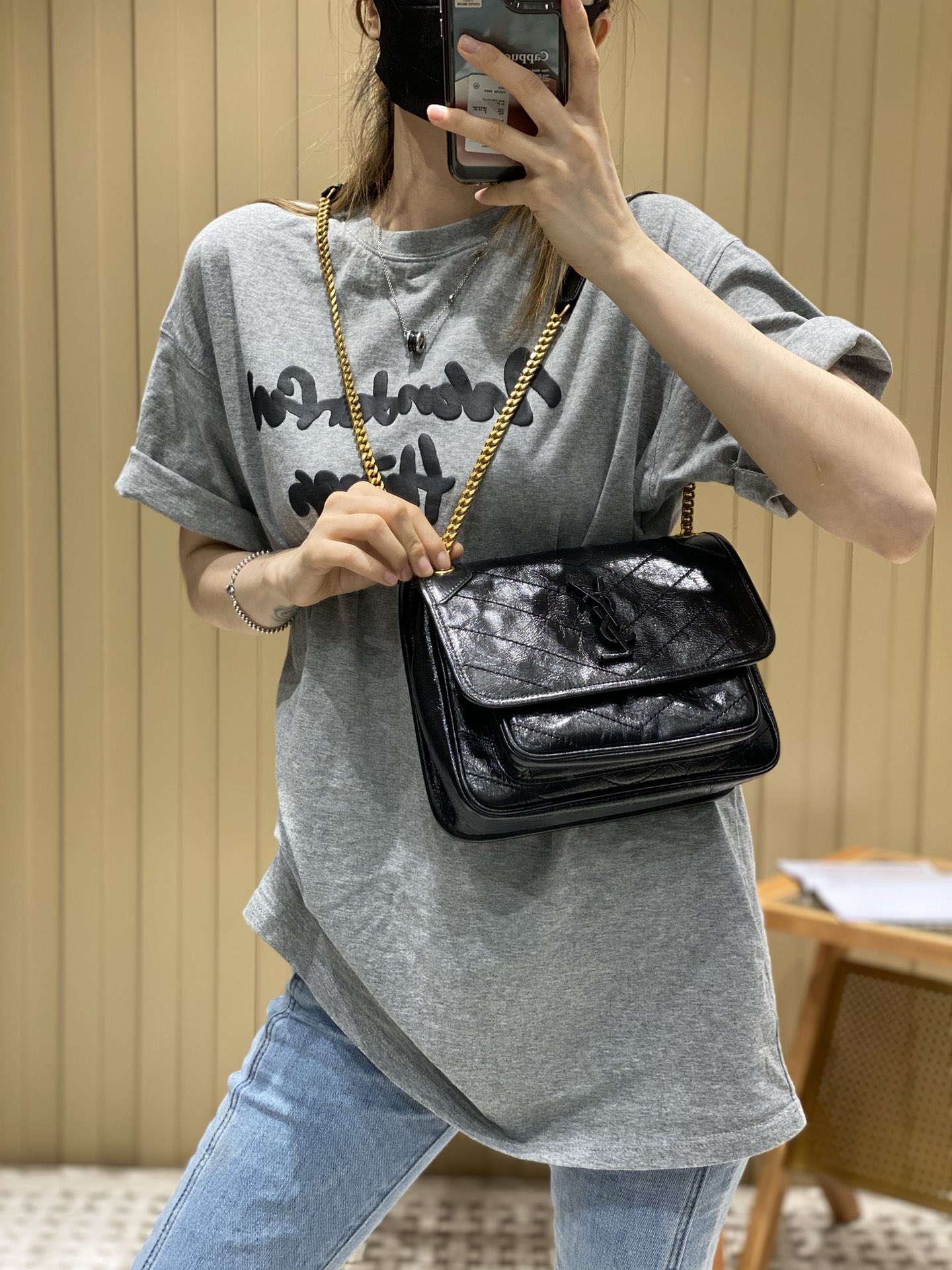 YSL 𝐍𝐢𝐤𝐢 22𝐜𝐦 邮差包 633151黑色/金链