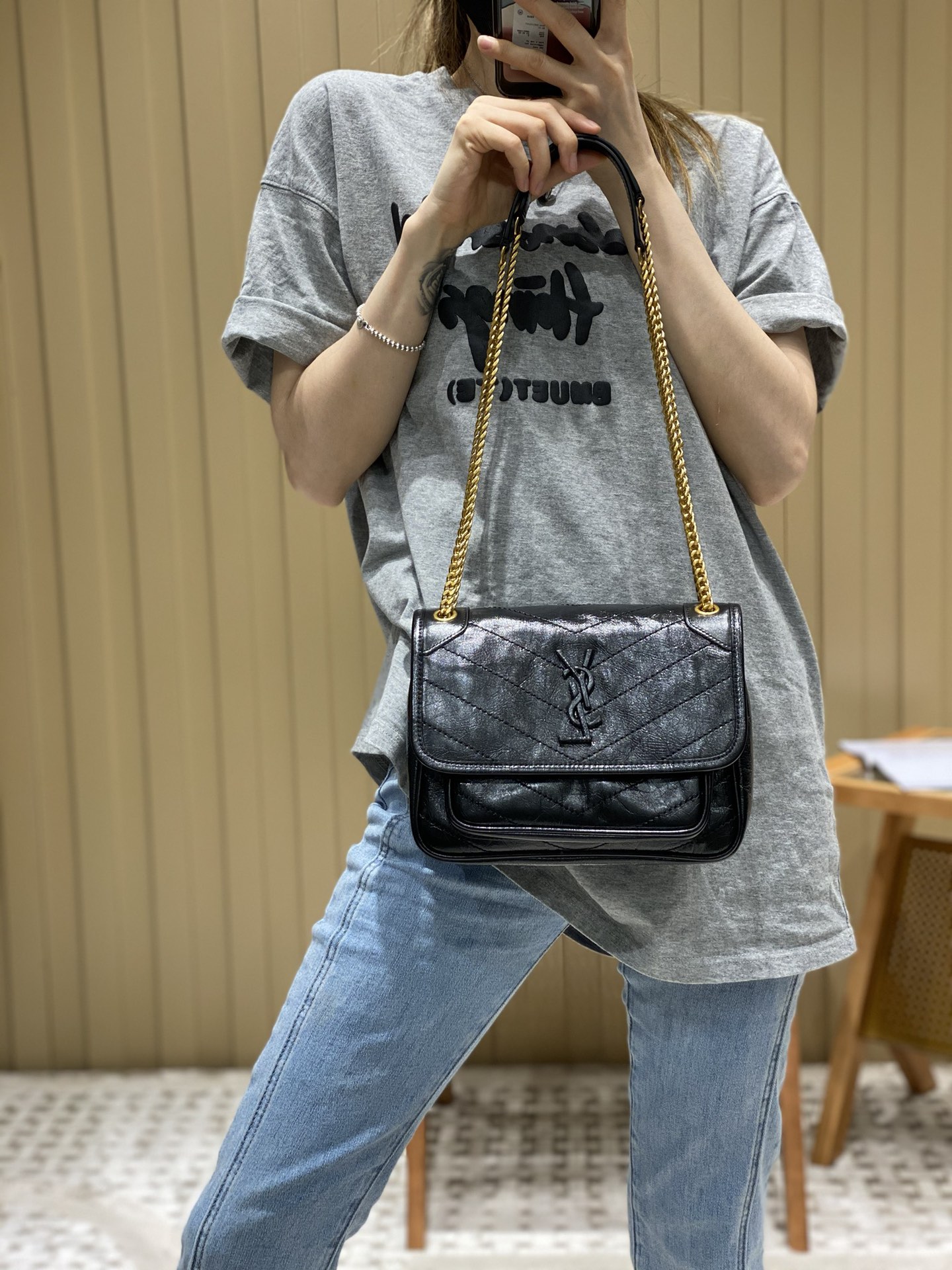 YSL 𝐍𝐢𝐤𝐢 22𝐜𝐦 邮差包 633151黑色/金链