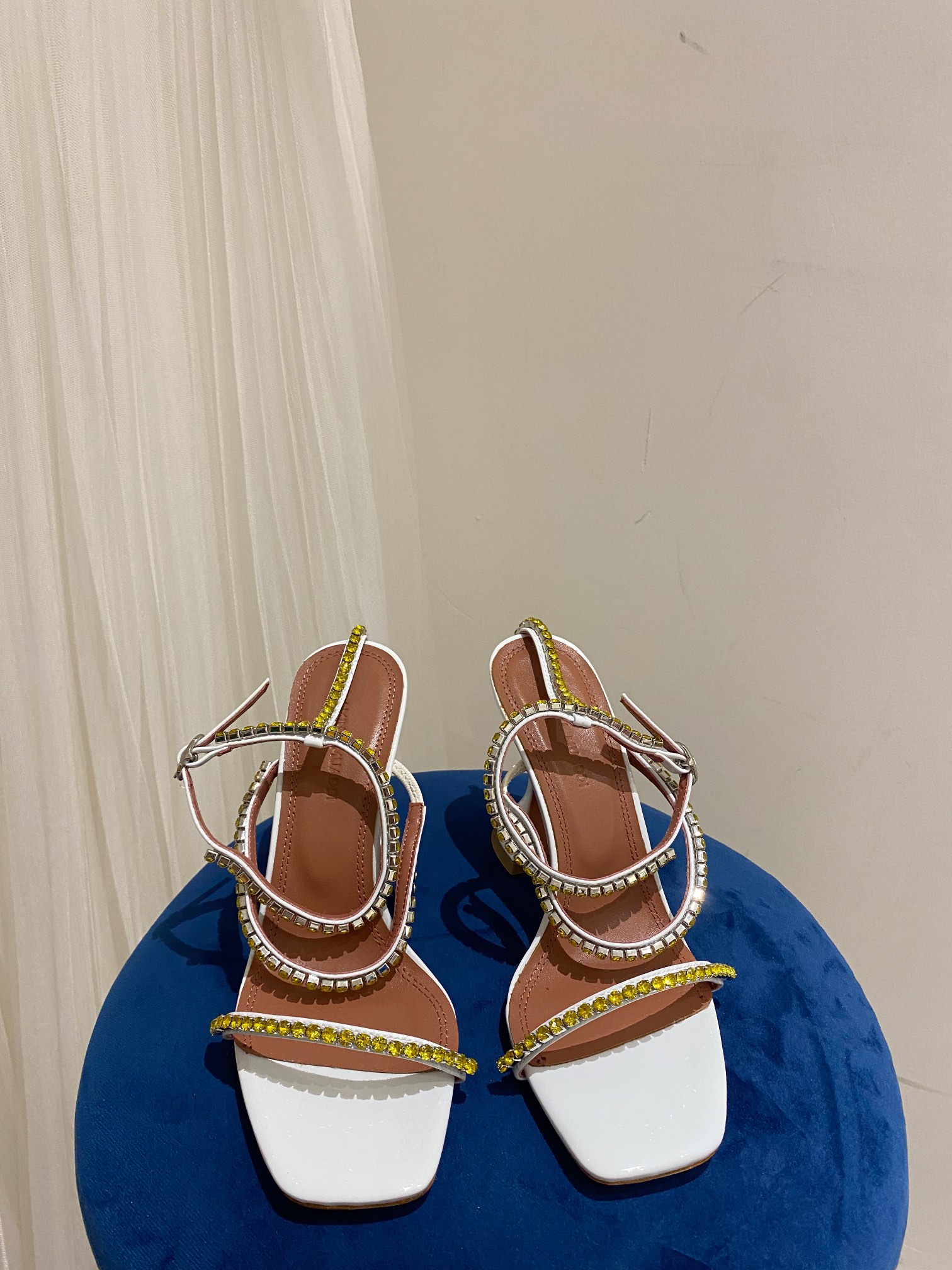 AMINA MUADDI Sandales à talons à fines lanières ornées de strass pour femme, élégantes et tendance - version premium
