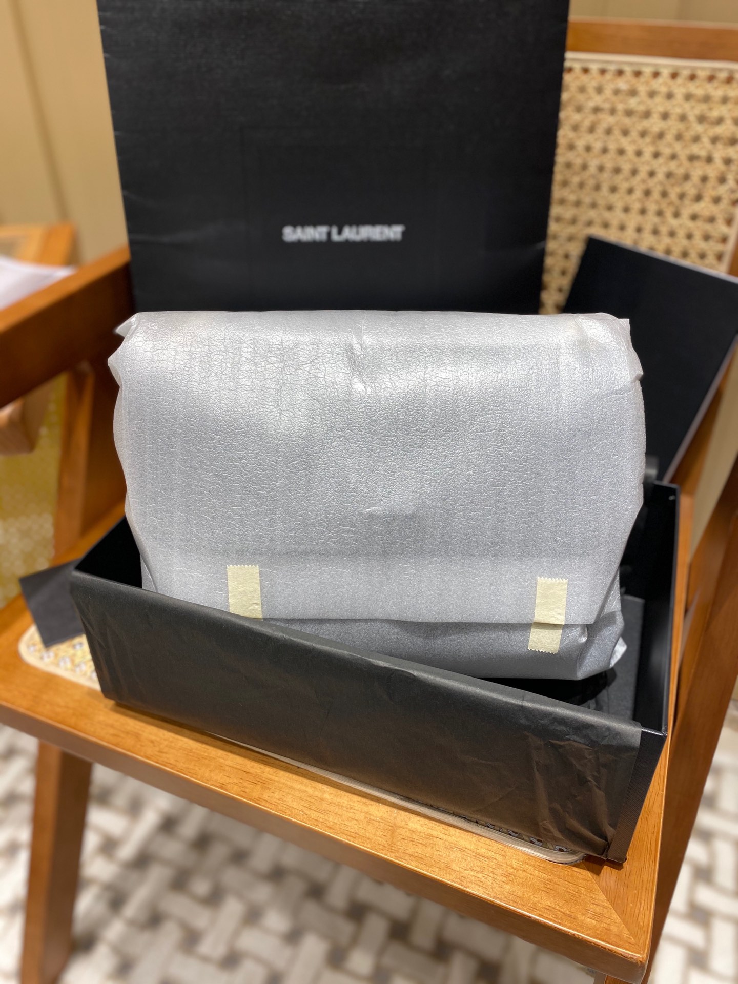 YSL 𝐍𝐢𝐤𝐢 28𝐜𝐦 邮差包 633158黑色/金链