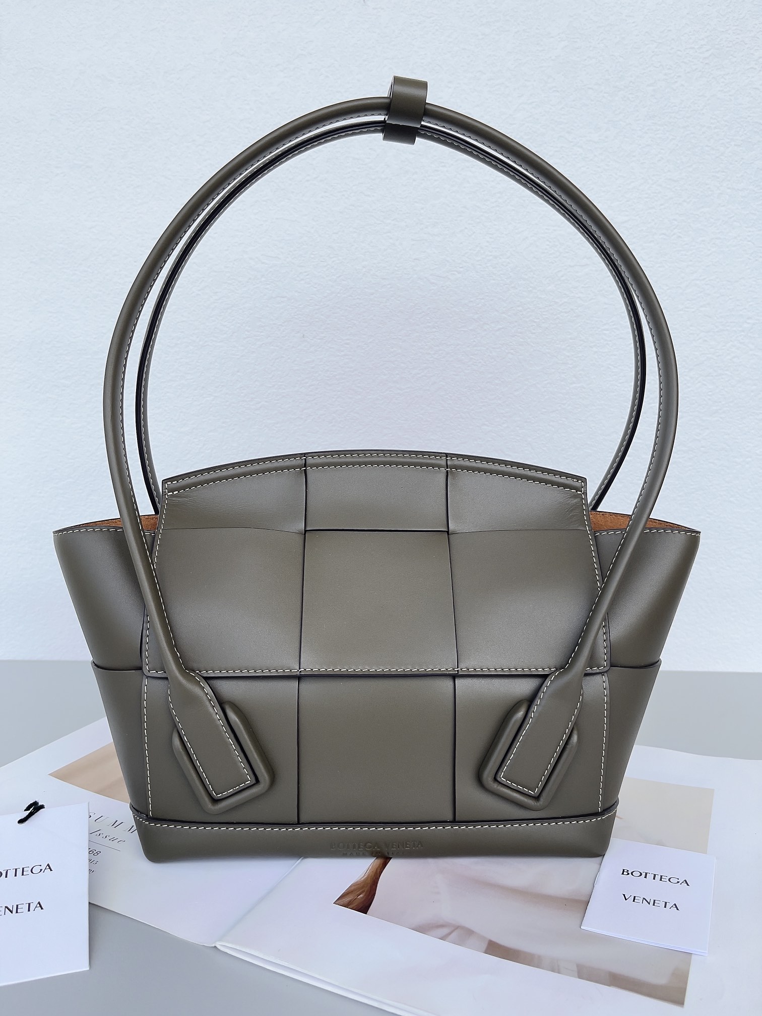 NO:180244,Special offer Highest-end Arco 33 weaving (dark green) Natural texture high-end calfskin wide weaving style design Arched top decoration, bow-type portable to create a personalized form, the highest-end market. size38X33X6cm [all with full green packaging, special offer flash sale, cowhide19860909特价 最高端Arco 33编织（墨绿色） 天然质感高级小牛皮 宽大编织风格设计 拱形顶部饰片 弓张式手提 营造出个性形态 市场最高端. size38X33X6cm【均配全套绿色包装,特价秒杀,cowhide,Bag