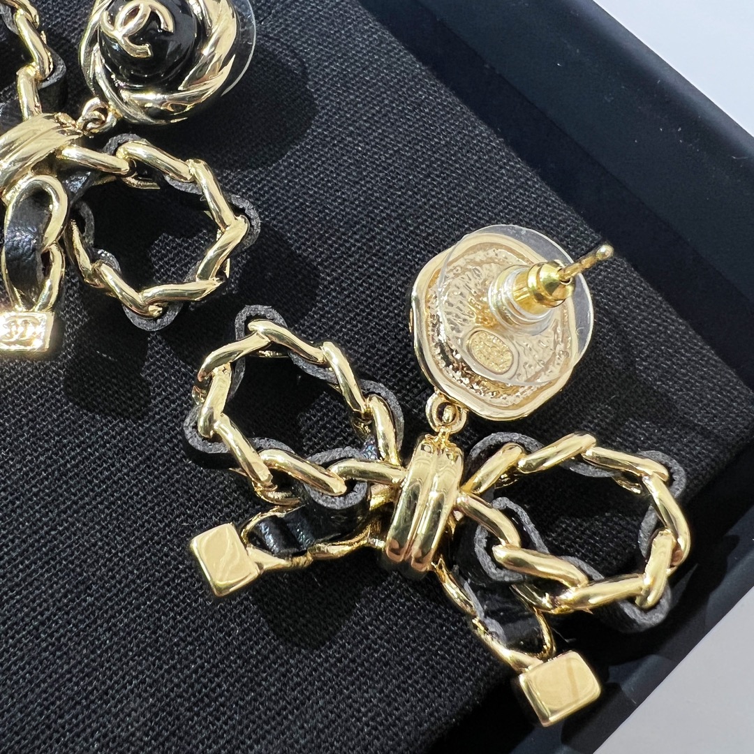 新款☑️CHANEL香奈儿双c 黑皮绳蝴蝶结耳钉耳环