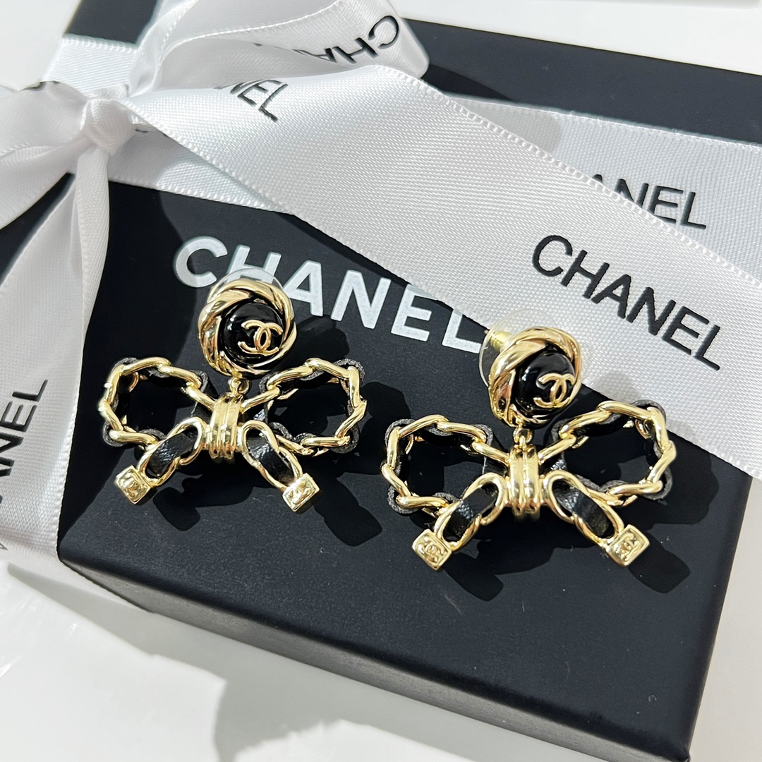 新款☑️CHANEL香奈儿双c 黑皮绳蝴蝶结耳钉耳环