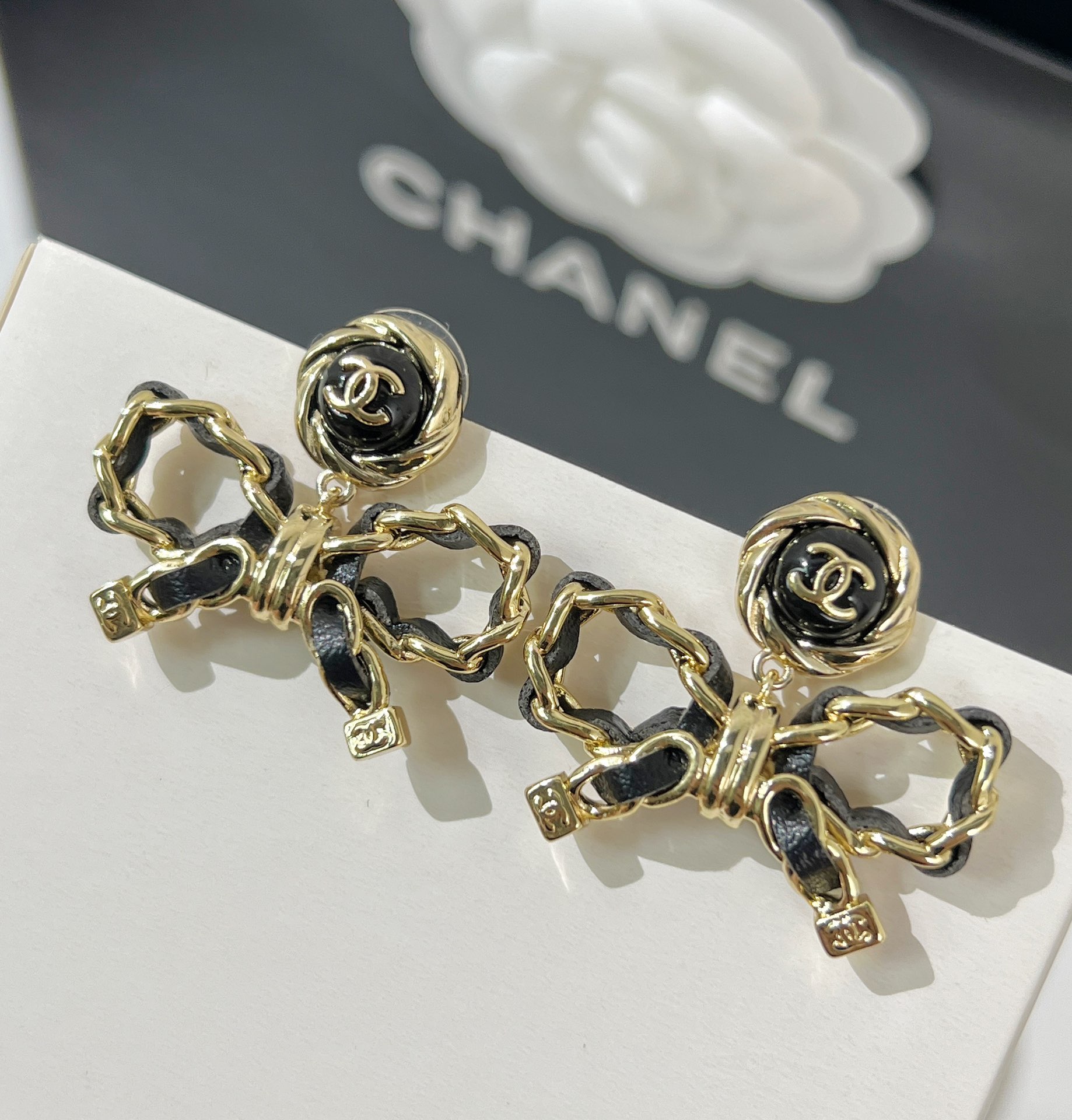 新款☑️CHANEL香奈儿双c 黑皮绳蝴蝶结耳钉耳环